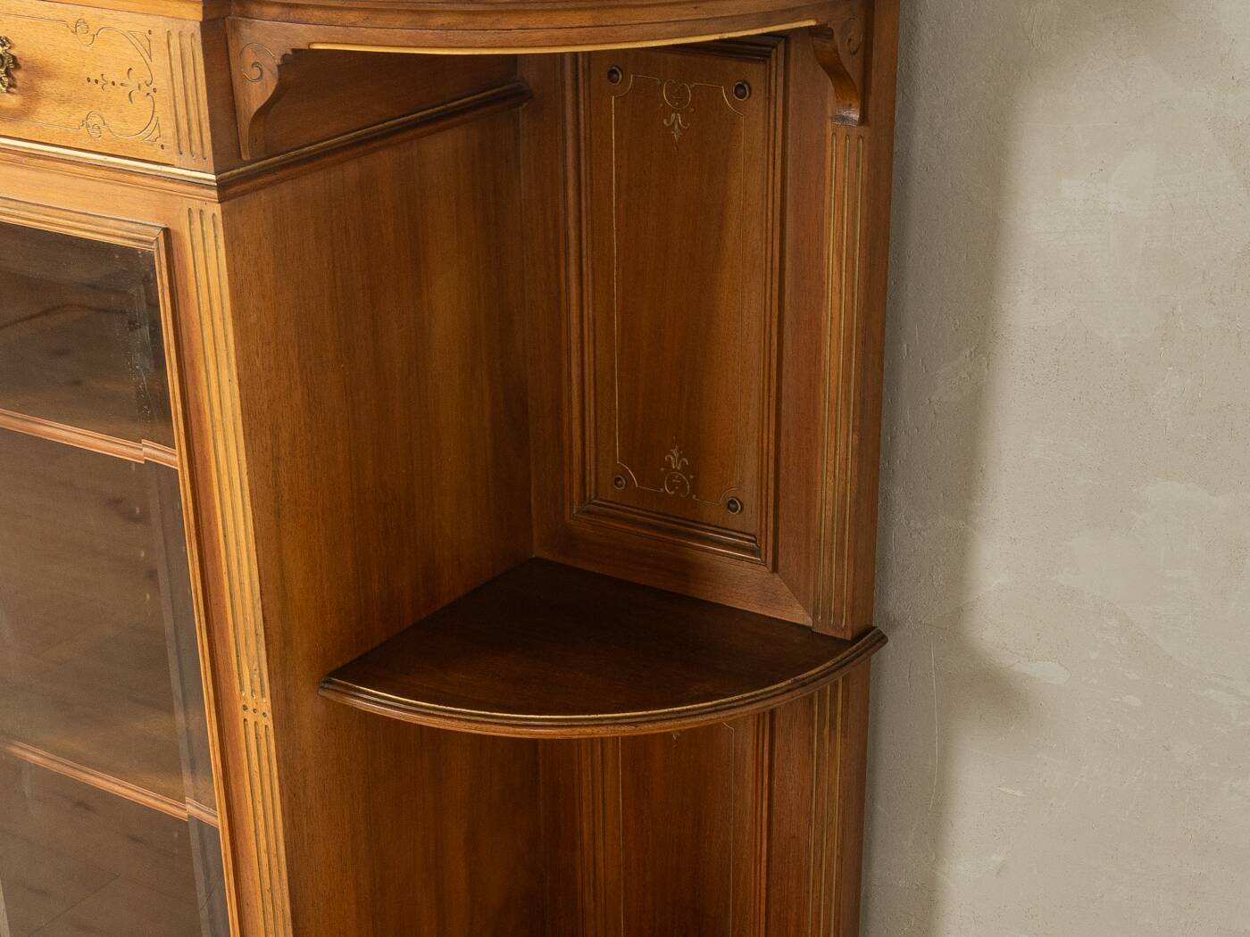 Cabinet haut antique de style Gründerzeit, vers 1900