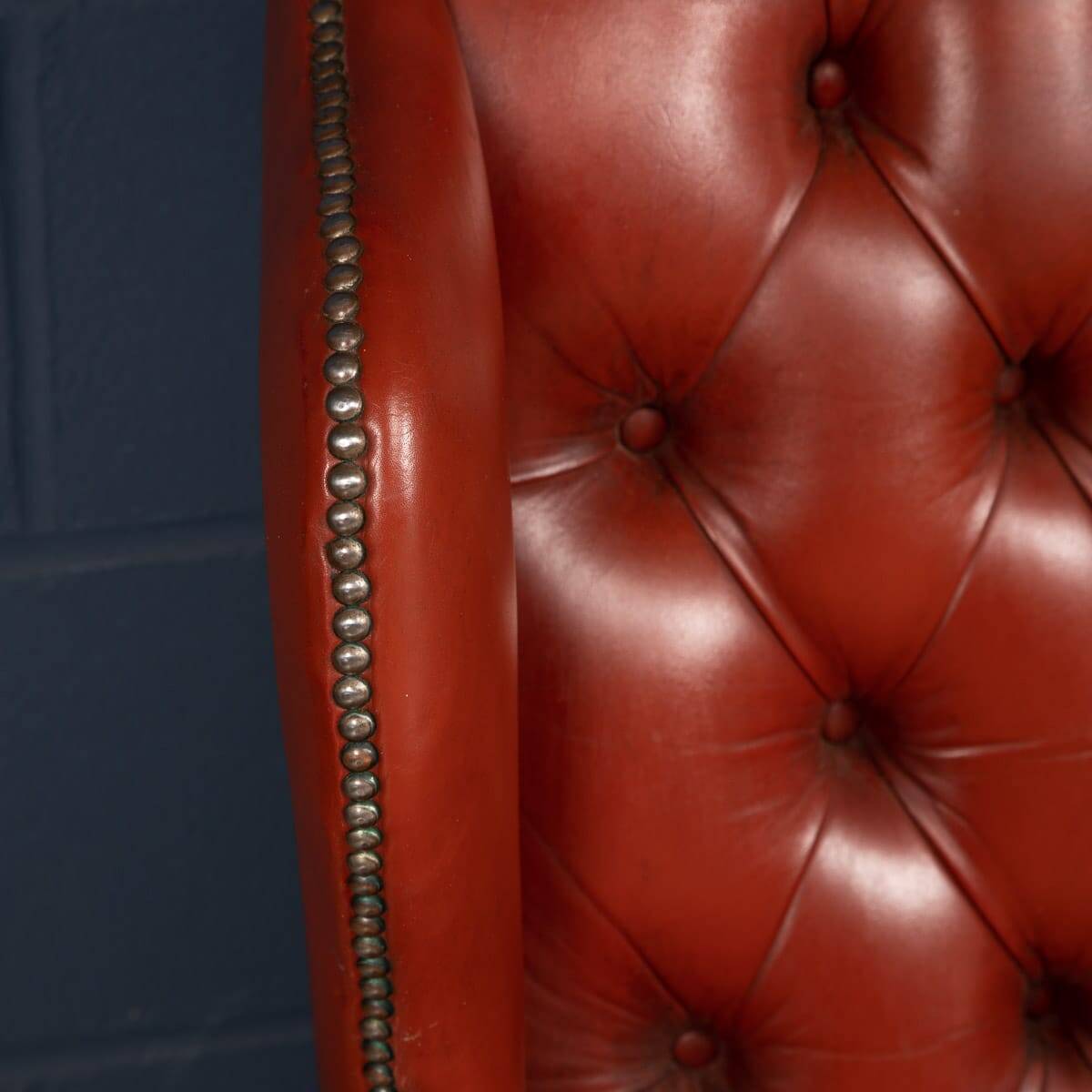 Stylish 20thc pair of english leather wing back armchairs c.1970