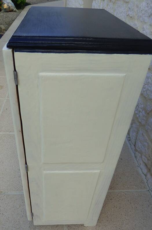 Mado-style 1-door cabinet in solid wood