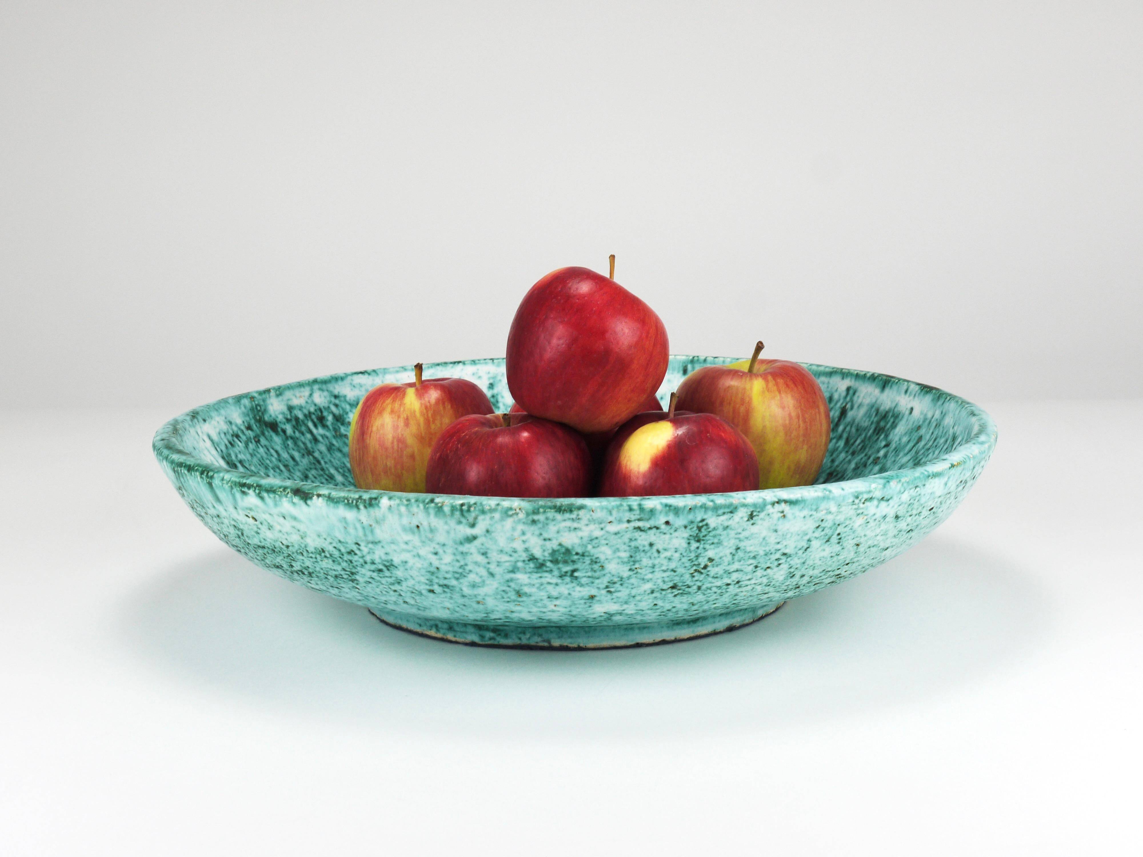 Eva Ruffoni Grand Bol Art Fruitier en Céramique Turquoise, 15 pouces de diamètre, Italie, années 1980