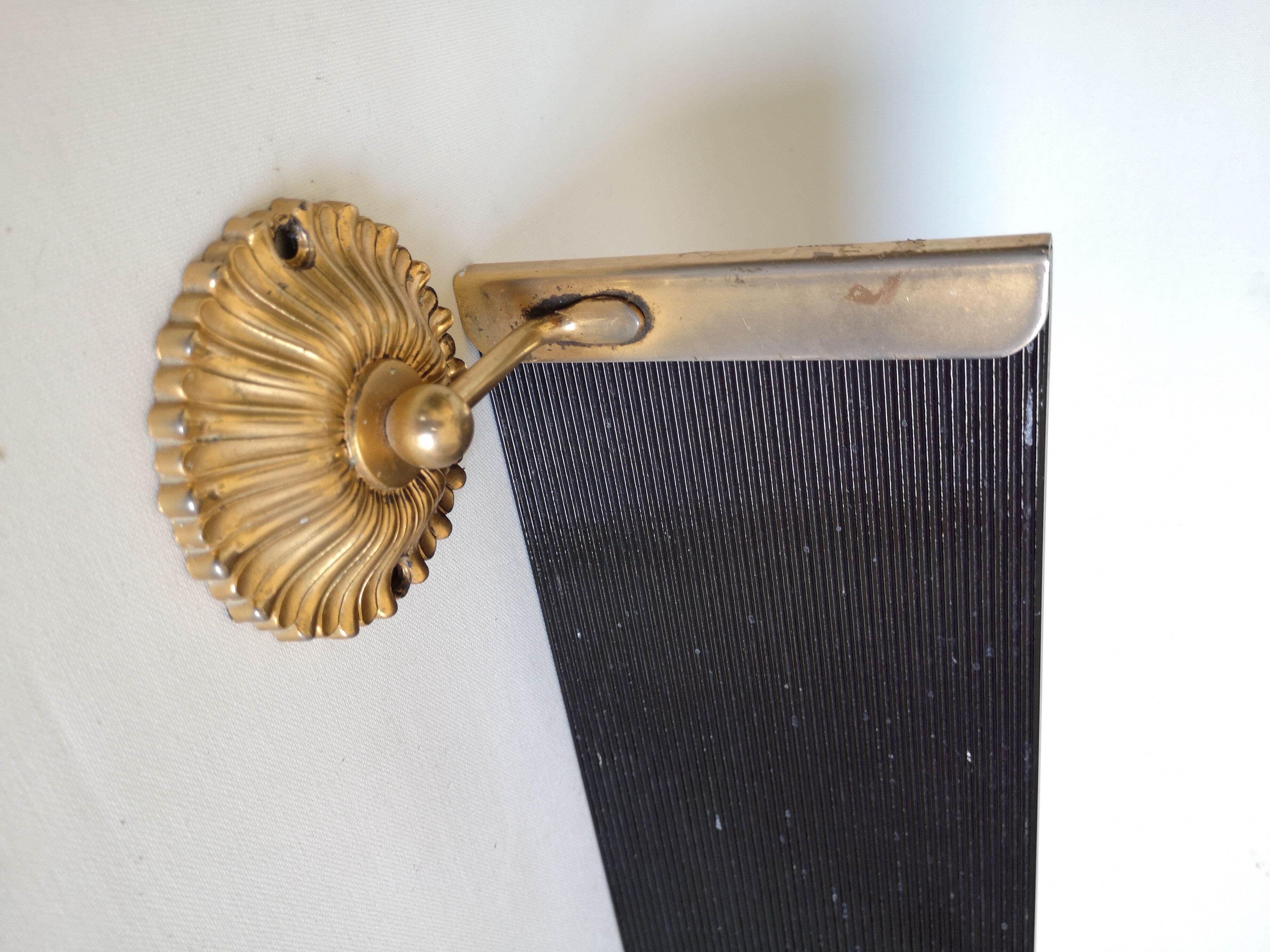 Wall shelf in glass and gold metal