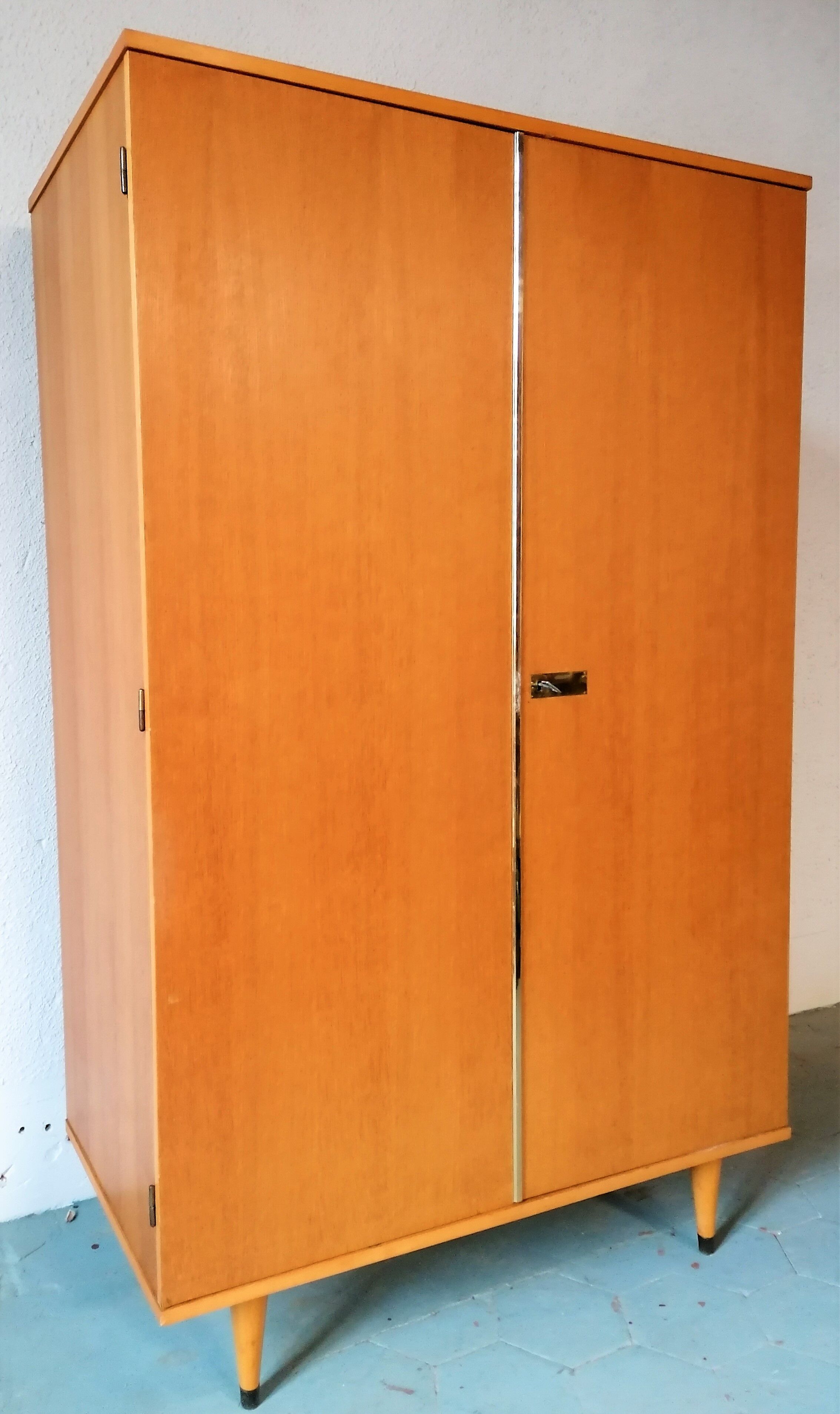Armoire vintage
