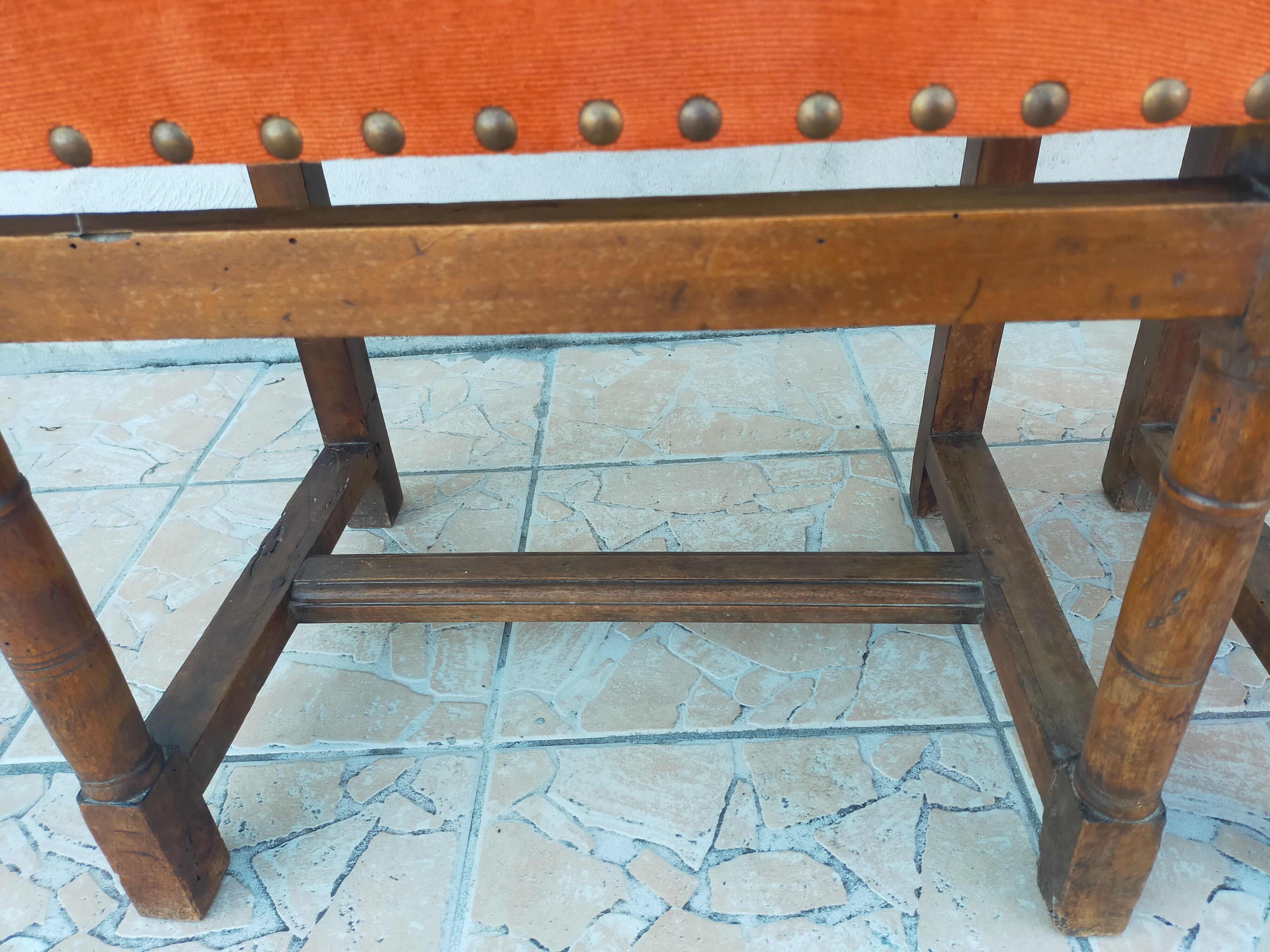 Paire de fauteuils rustiques en noyer