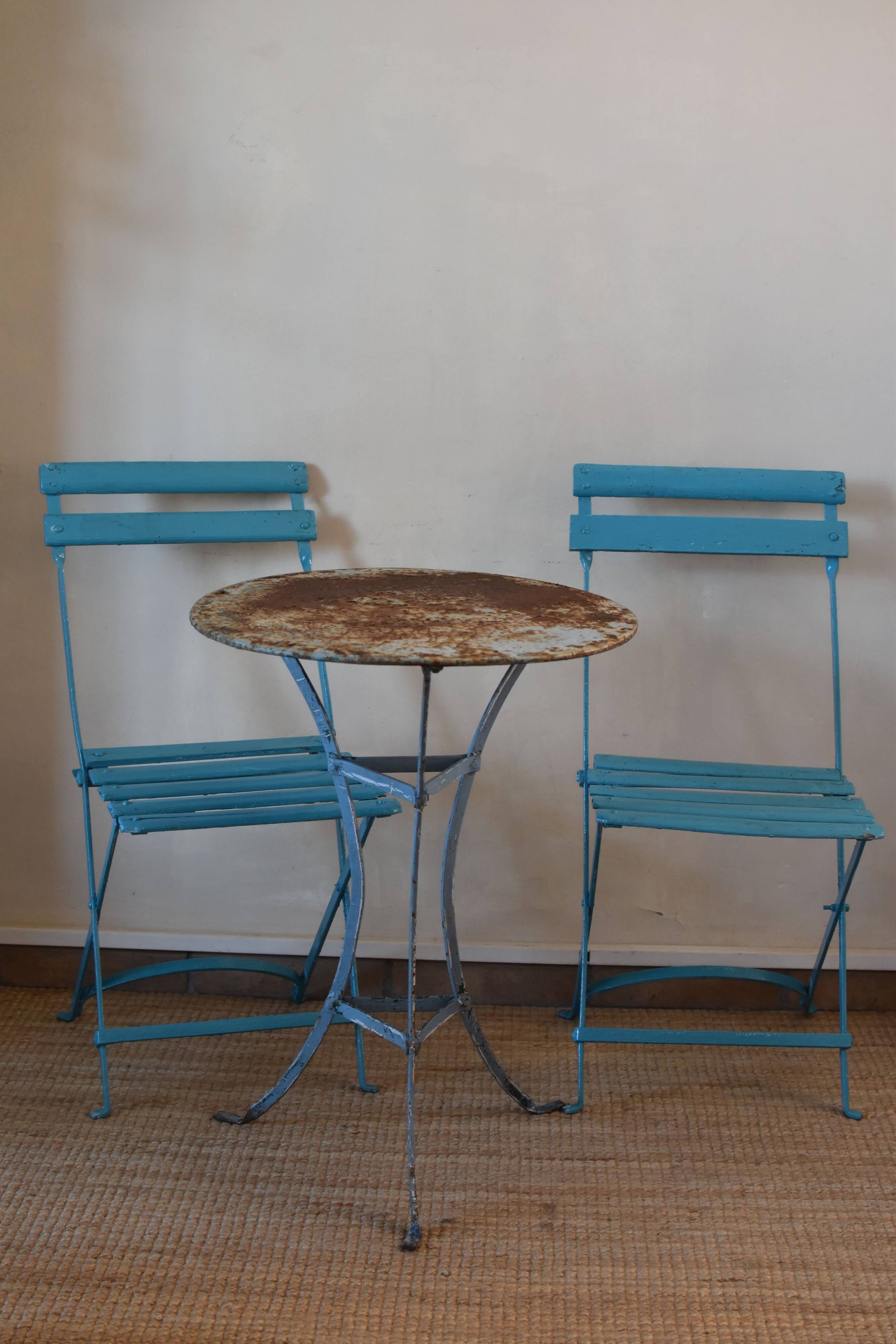 Guéridon métal et 2 chaises pliables