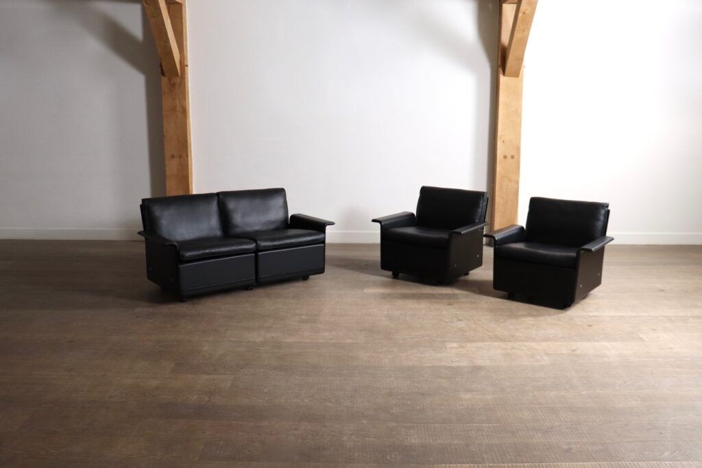 Dieter Rams Model 620 two seater sofa in black leather for Vitsoe, 1980s