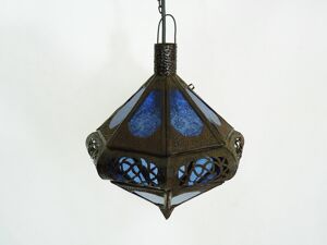 Suspension, lanterne orientale en fer forgé et verre bleu