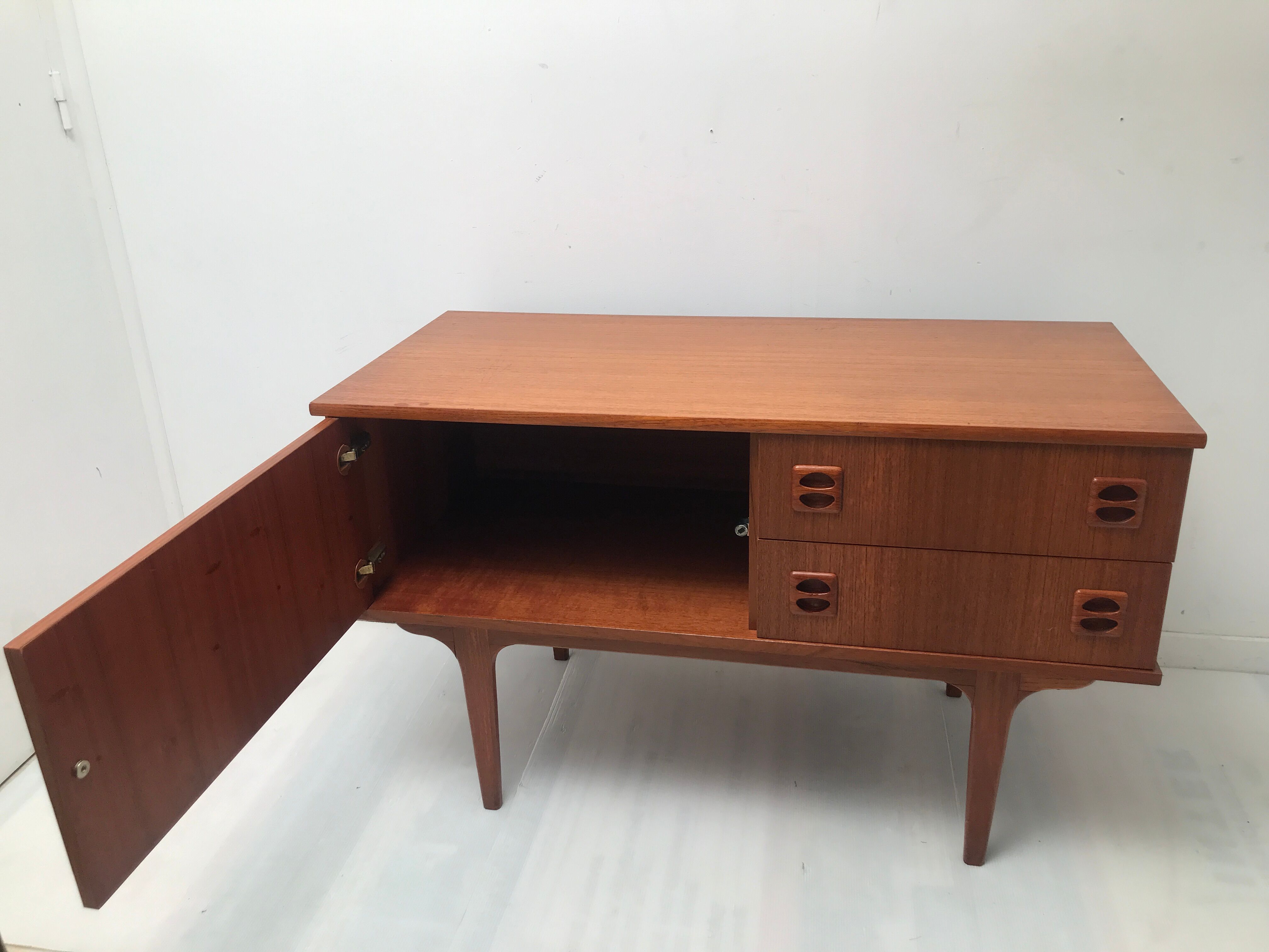 Scandinavian 60s row with spindle feet