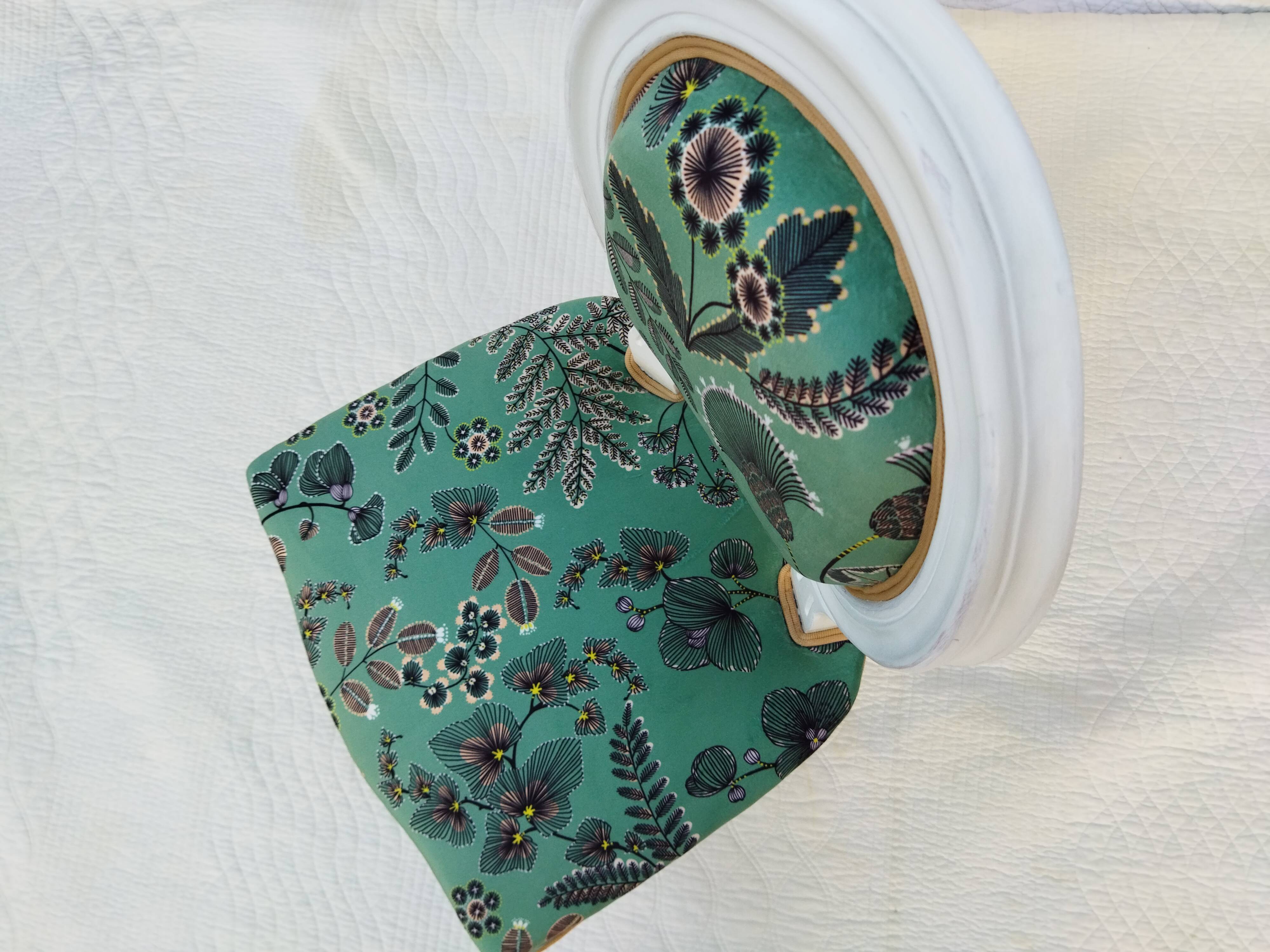 Children's medallion chair