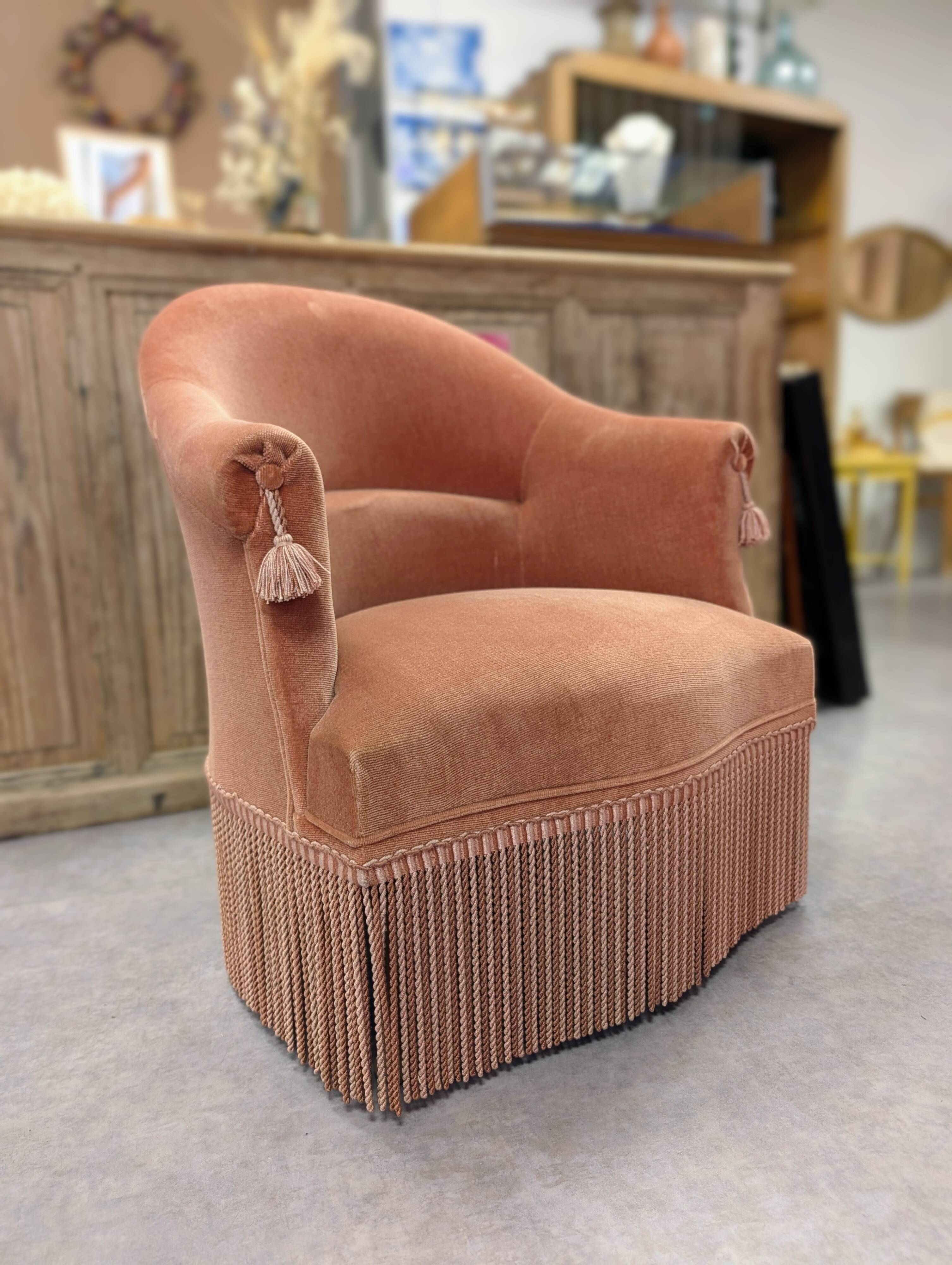 Fringed frog armchair