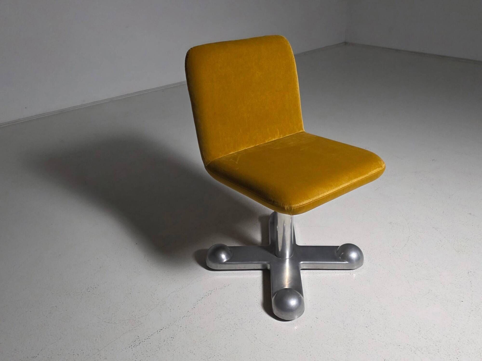 Planula swivel office chair by Perry King & Santiago Miranda, 1970s