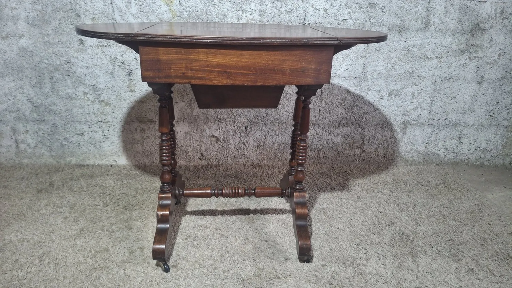 Table de couture victorienne anglaise à abattants, XIXe siècle