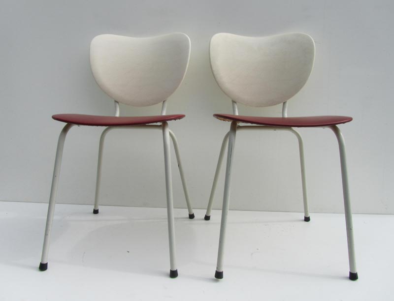 Lot of 2 vintage chairs