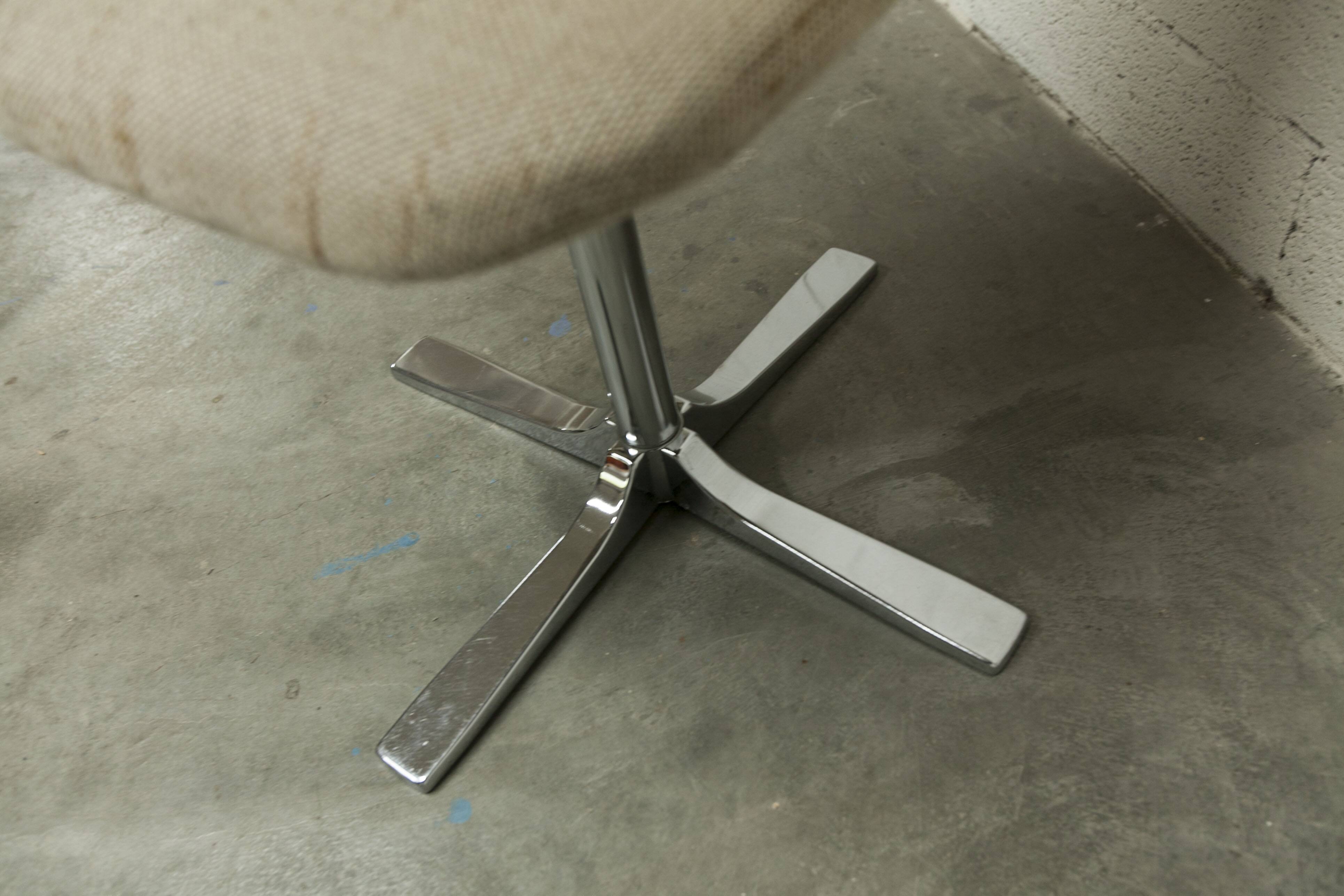 Swivel chair in chrome and clean, sturdy patterned fabric from the 1970s.