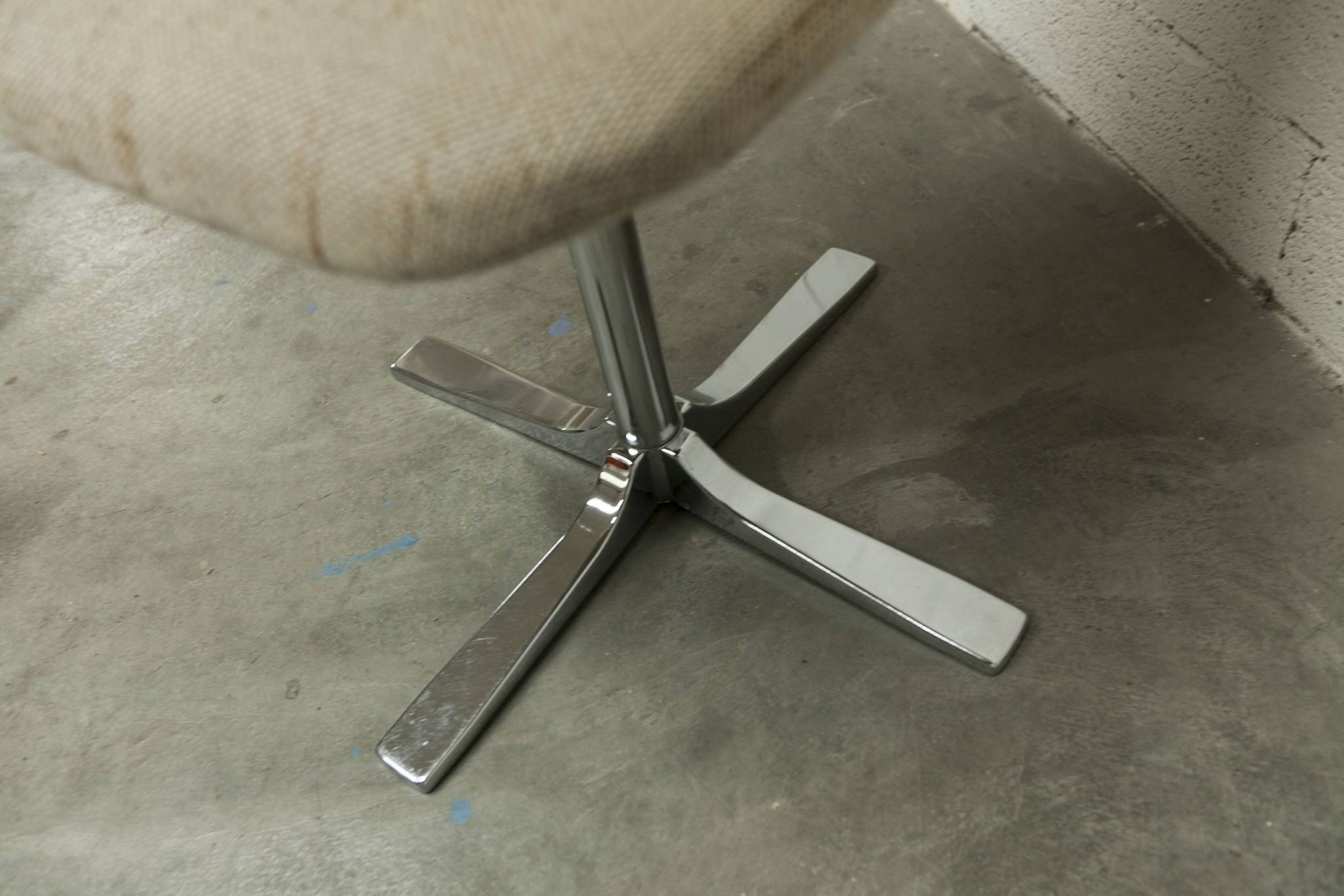 Chaise pivotante chrome et tissu chiné propre et solide 1970