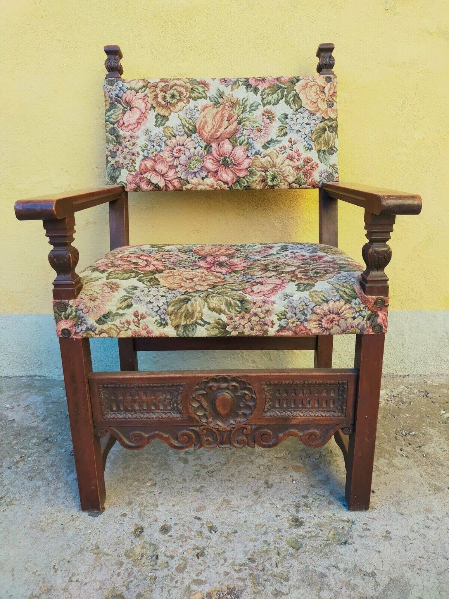 Antique poltrona trono in solid walnut with carving 19th century