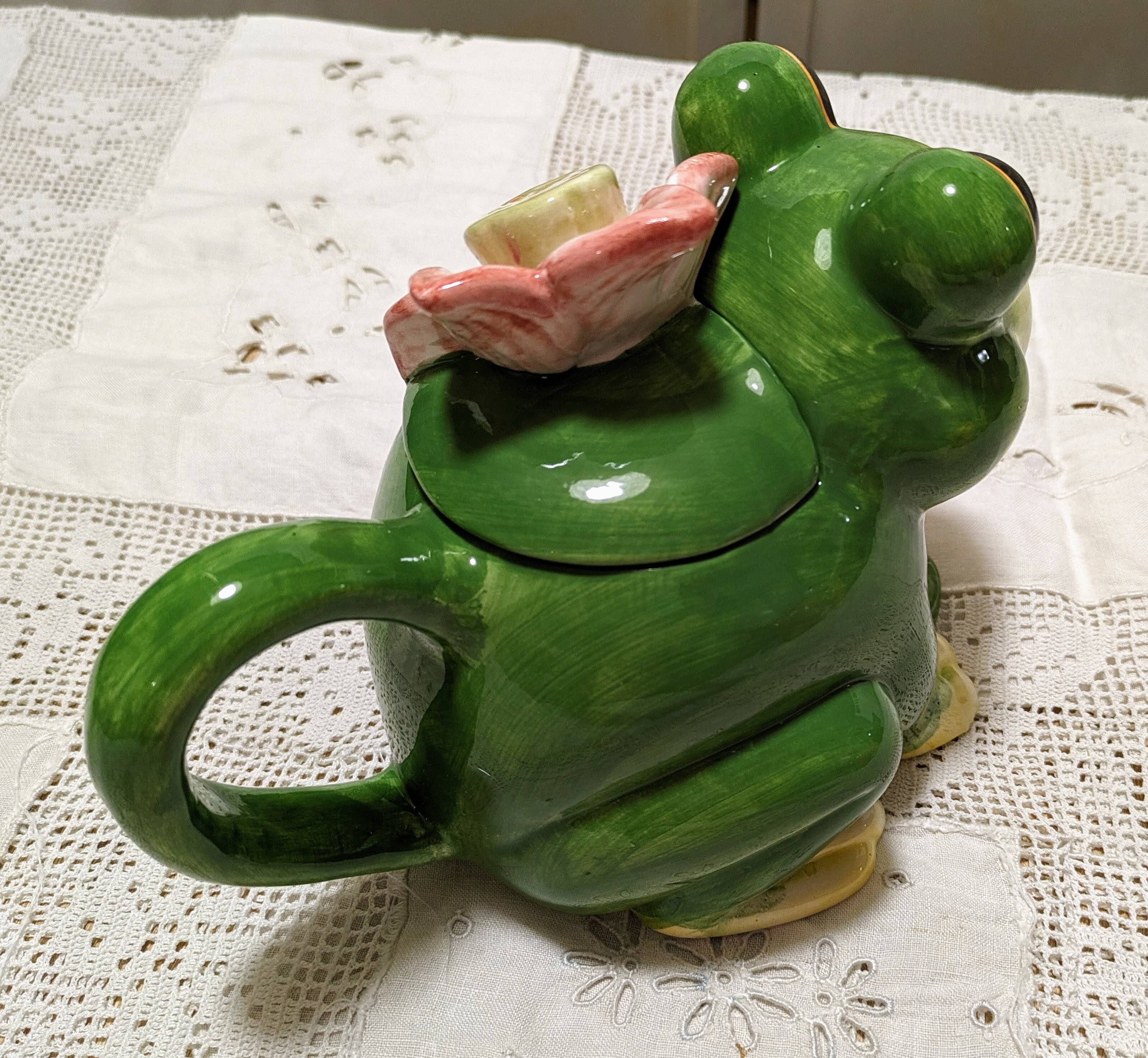 Frog teapot in earthenware with its lid and flowers.