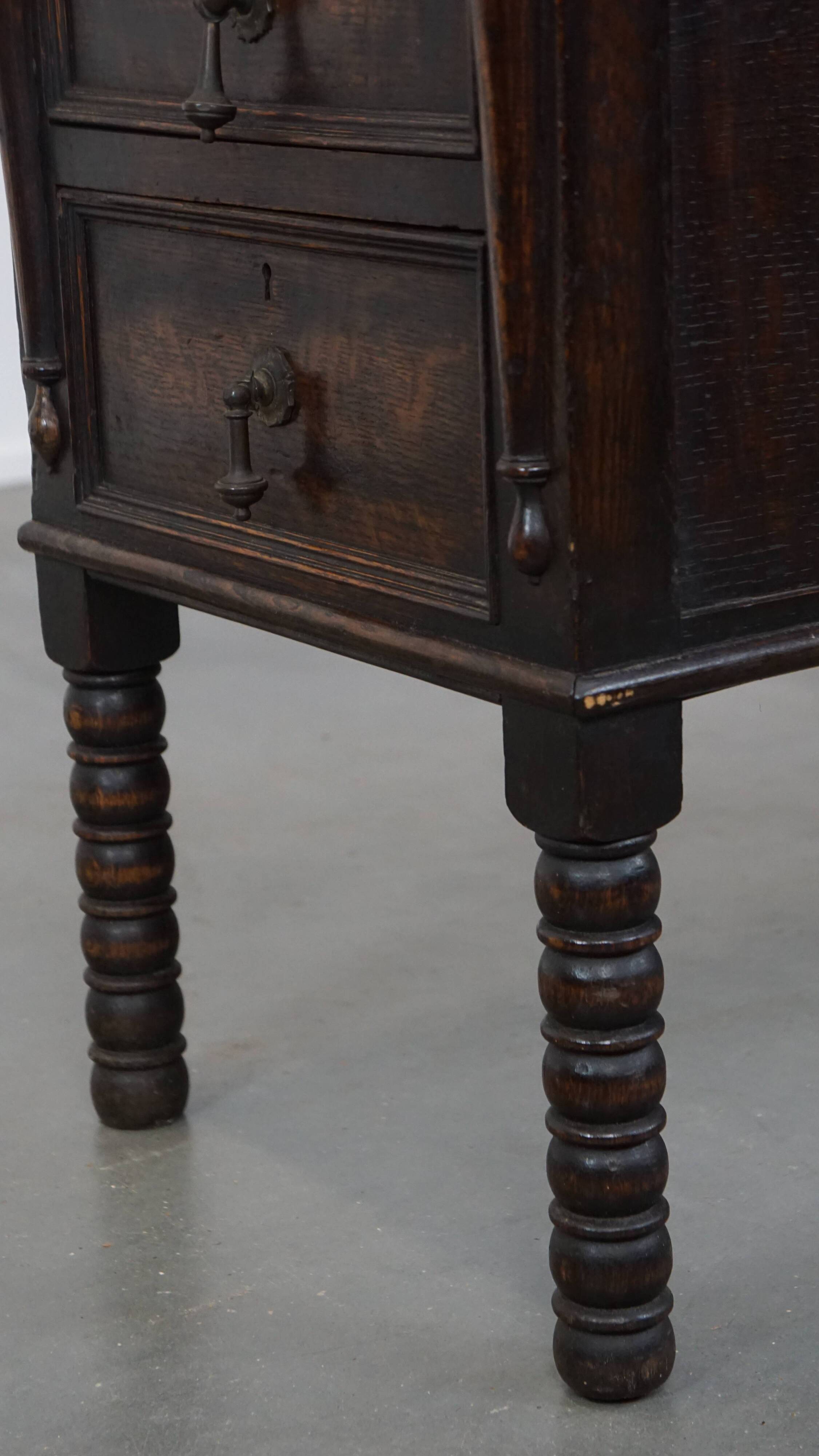 Antique Oak English Cabinet from the 19th Century