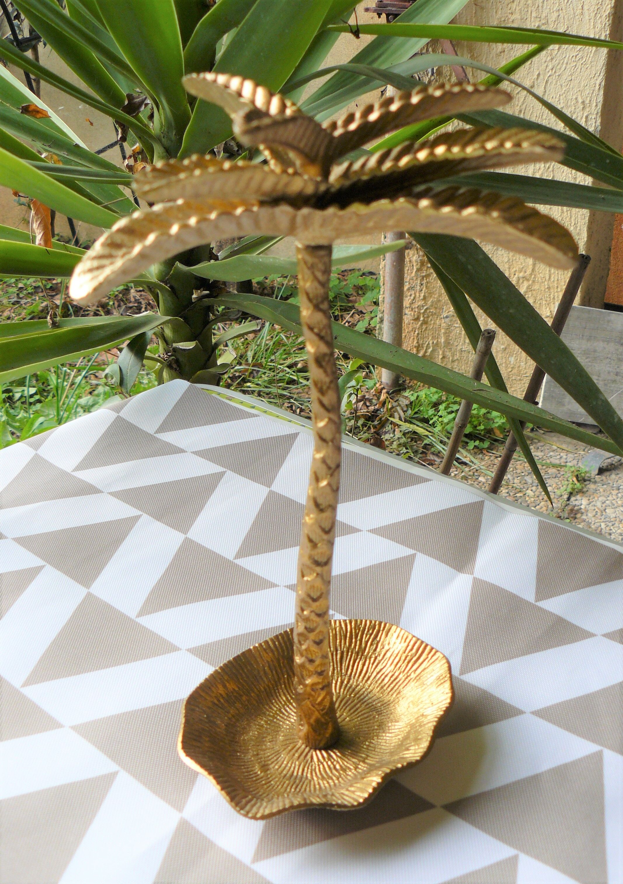 Empty pocket metal palm