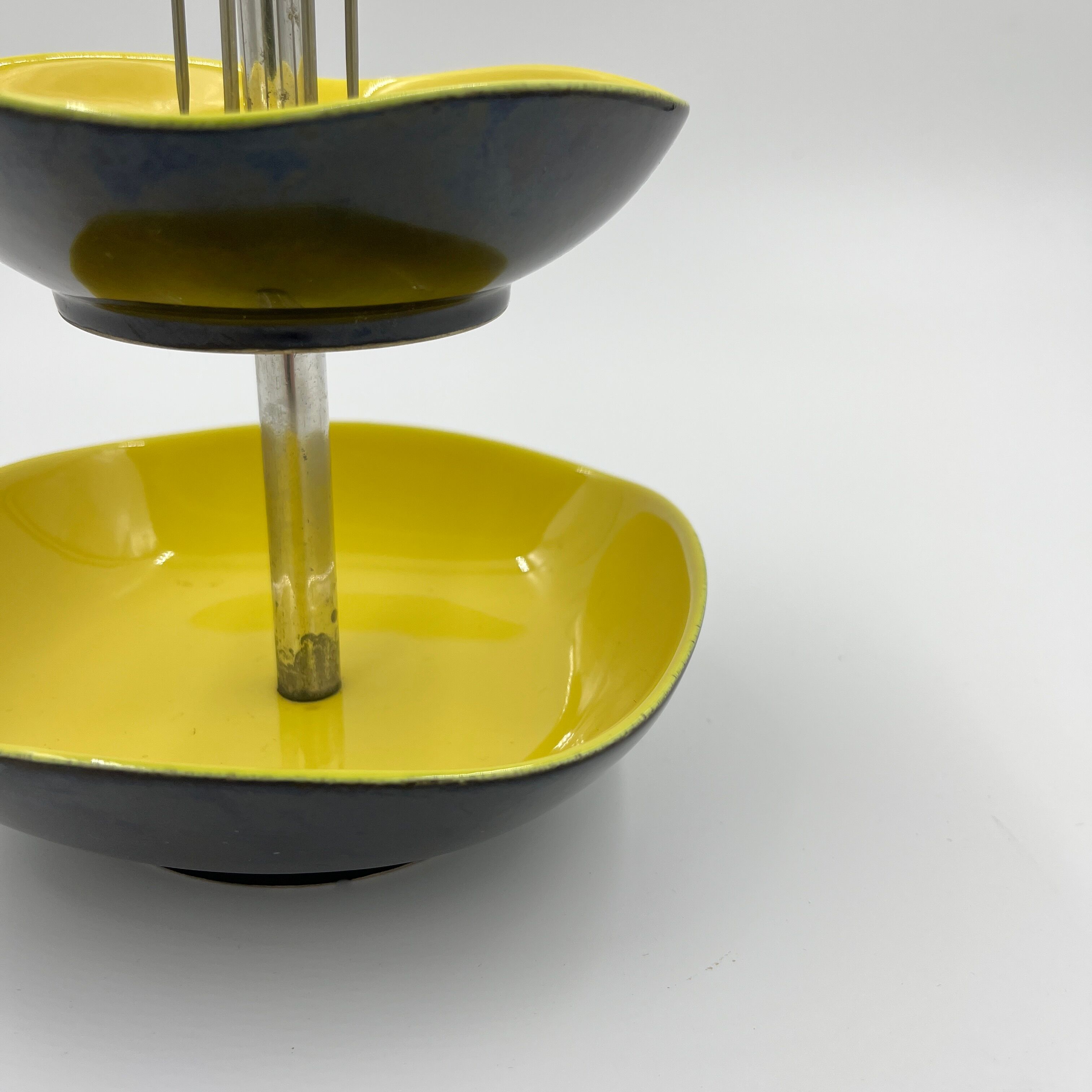 Cado servant yellow and black