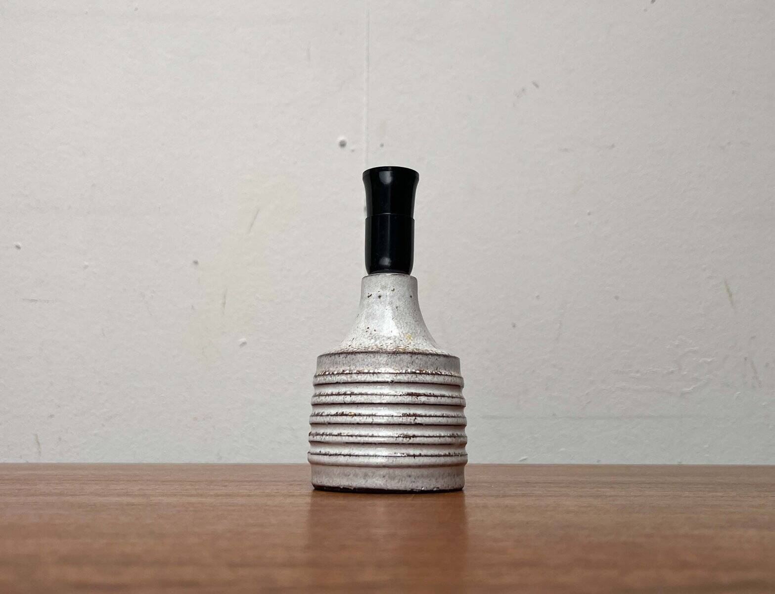 Mid-century modern studio pottery table lamp by Axella, 1960s.