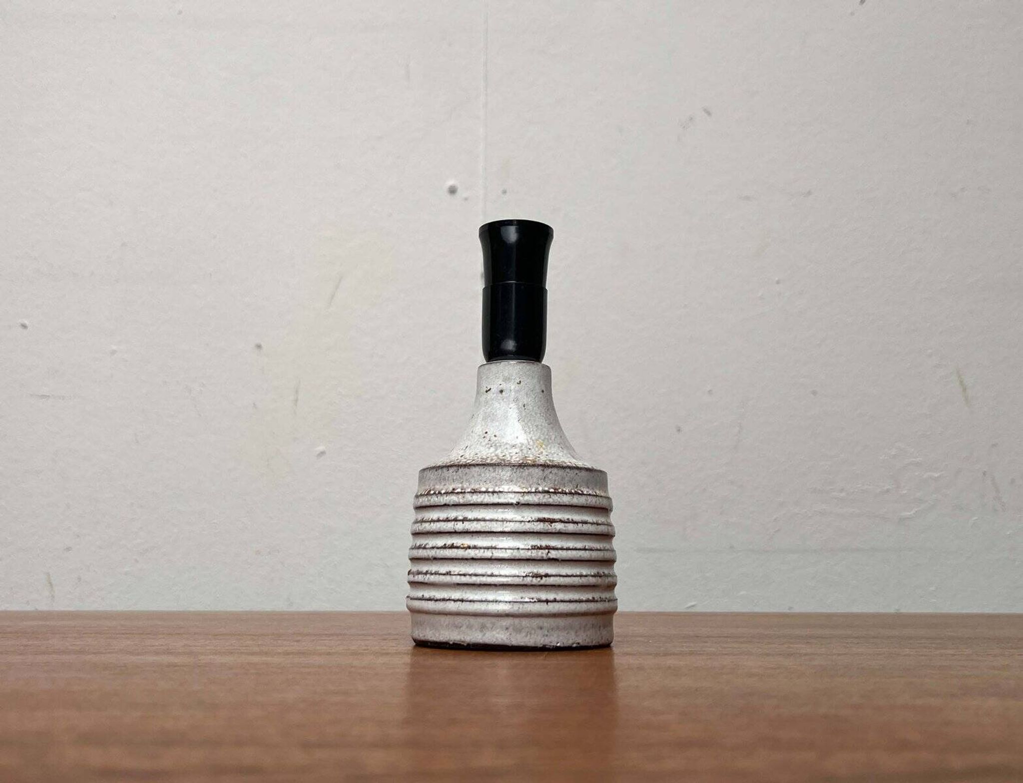 Mid-century modern studio pottery table lamp by Axella, 1960s.