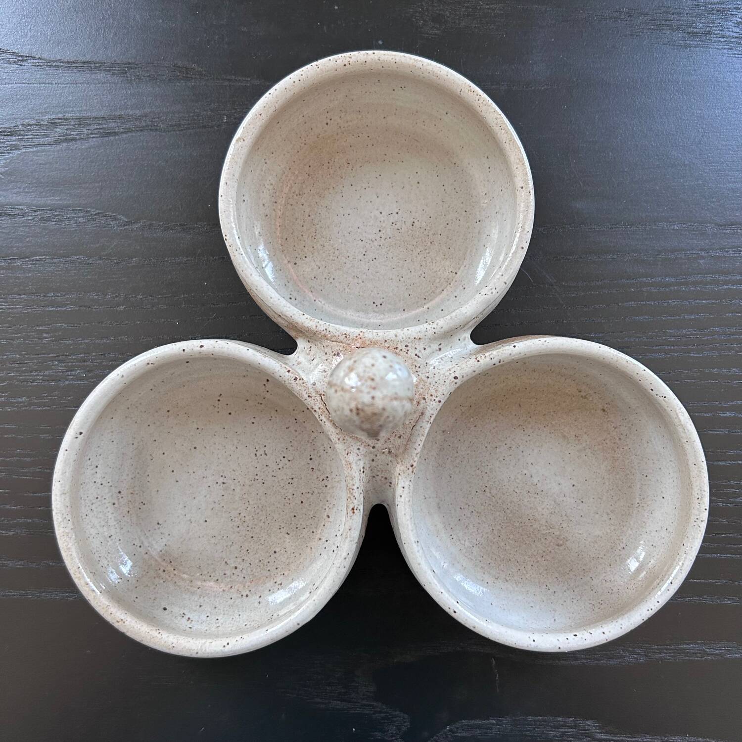 Beige stoneware servant