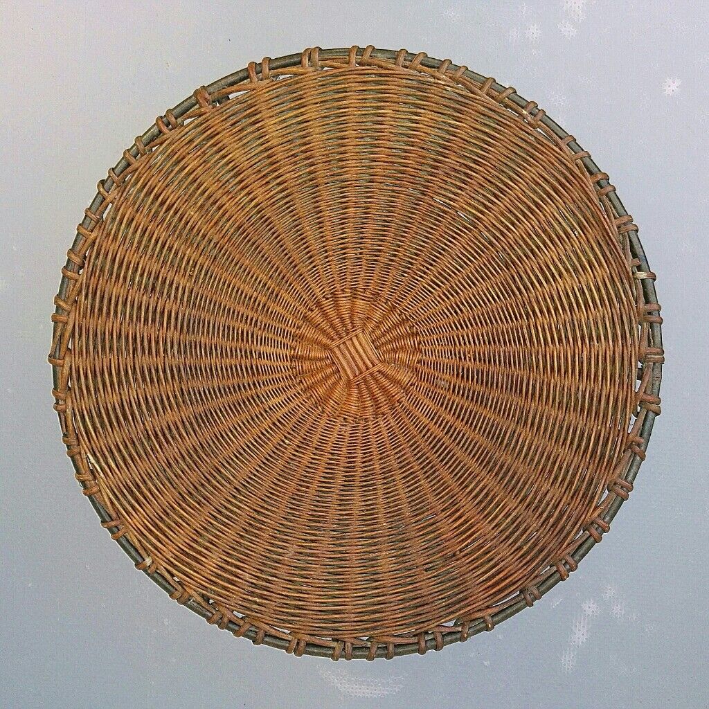 Curved table ferrotine sewing ball of vintage wool