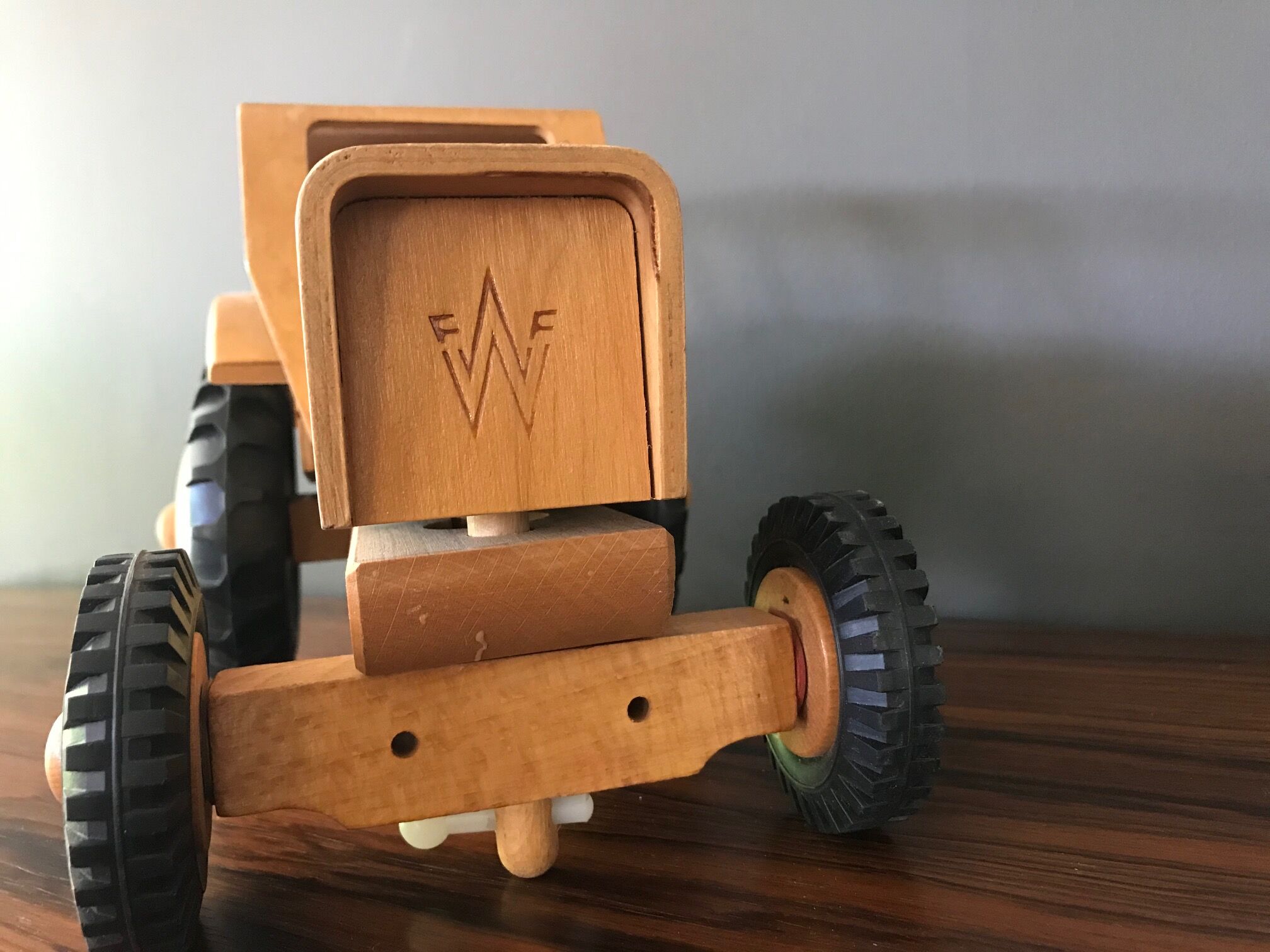 Ancien tracteur en bois de Friedrich Fröbel Werdau 1960  Allemagne de l est (GDR )en tres bon état !