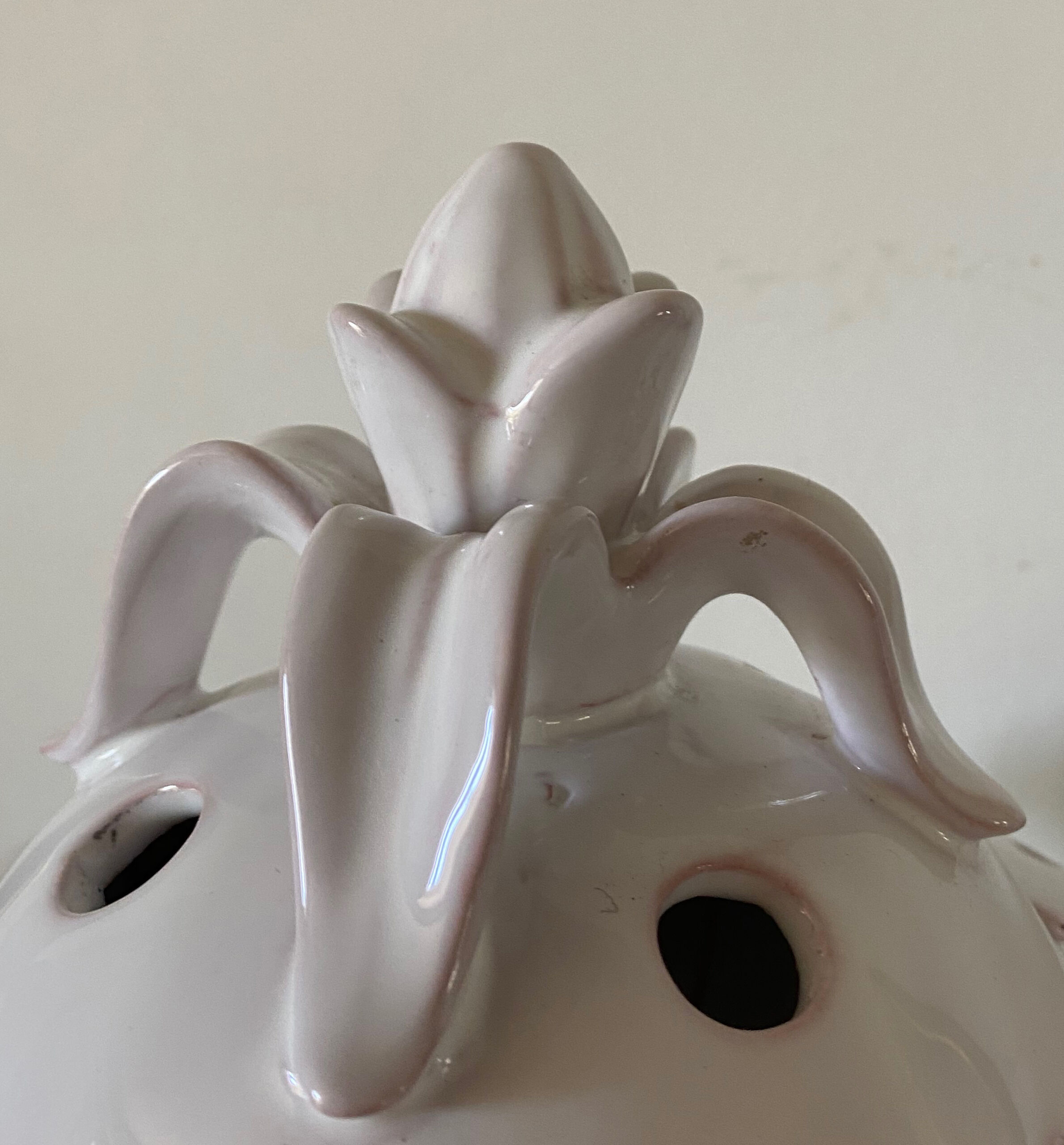 Pique fleur Faïence blanche signed Lallier Moustiers in Sainte Marie Provence