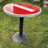 Table de bistrot jardin vintage panneau routier sens interdit