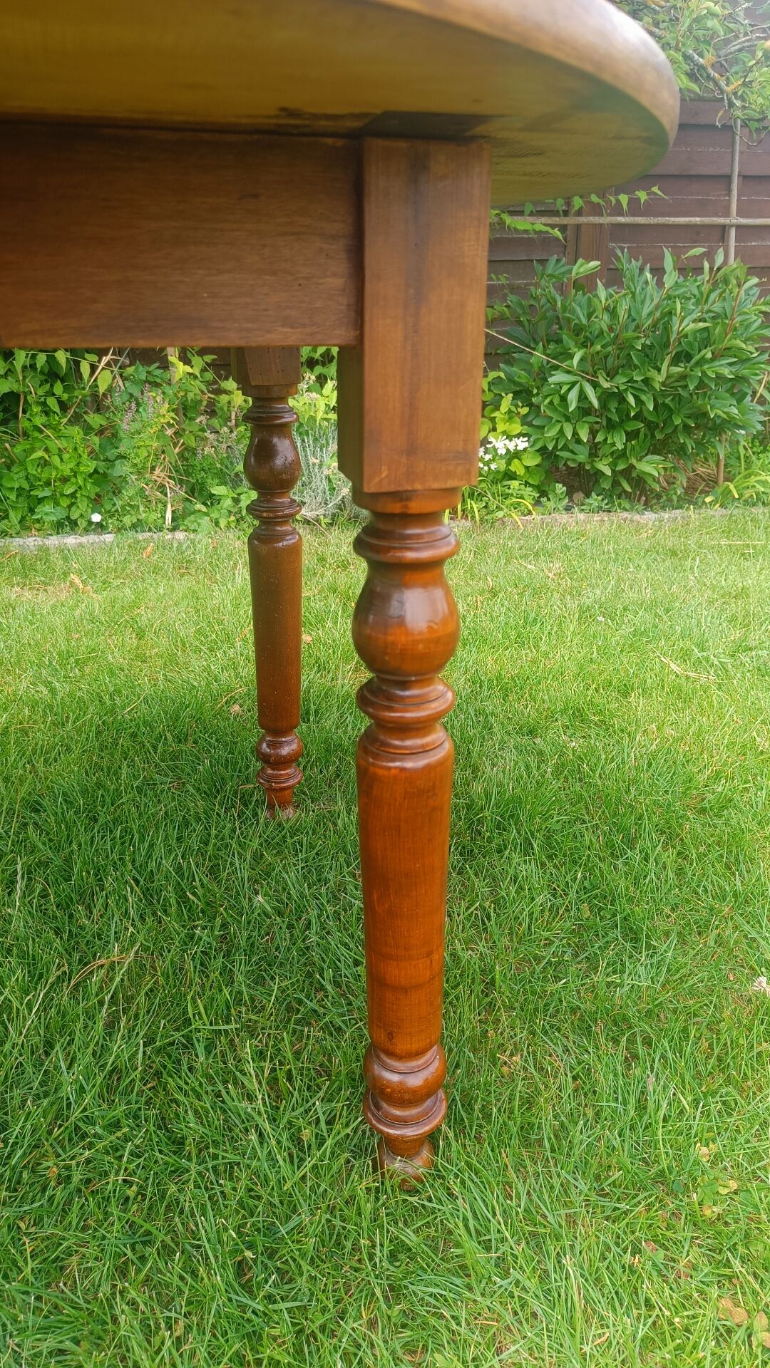Folding wooden round table – Ø 115 cm
