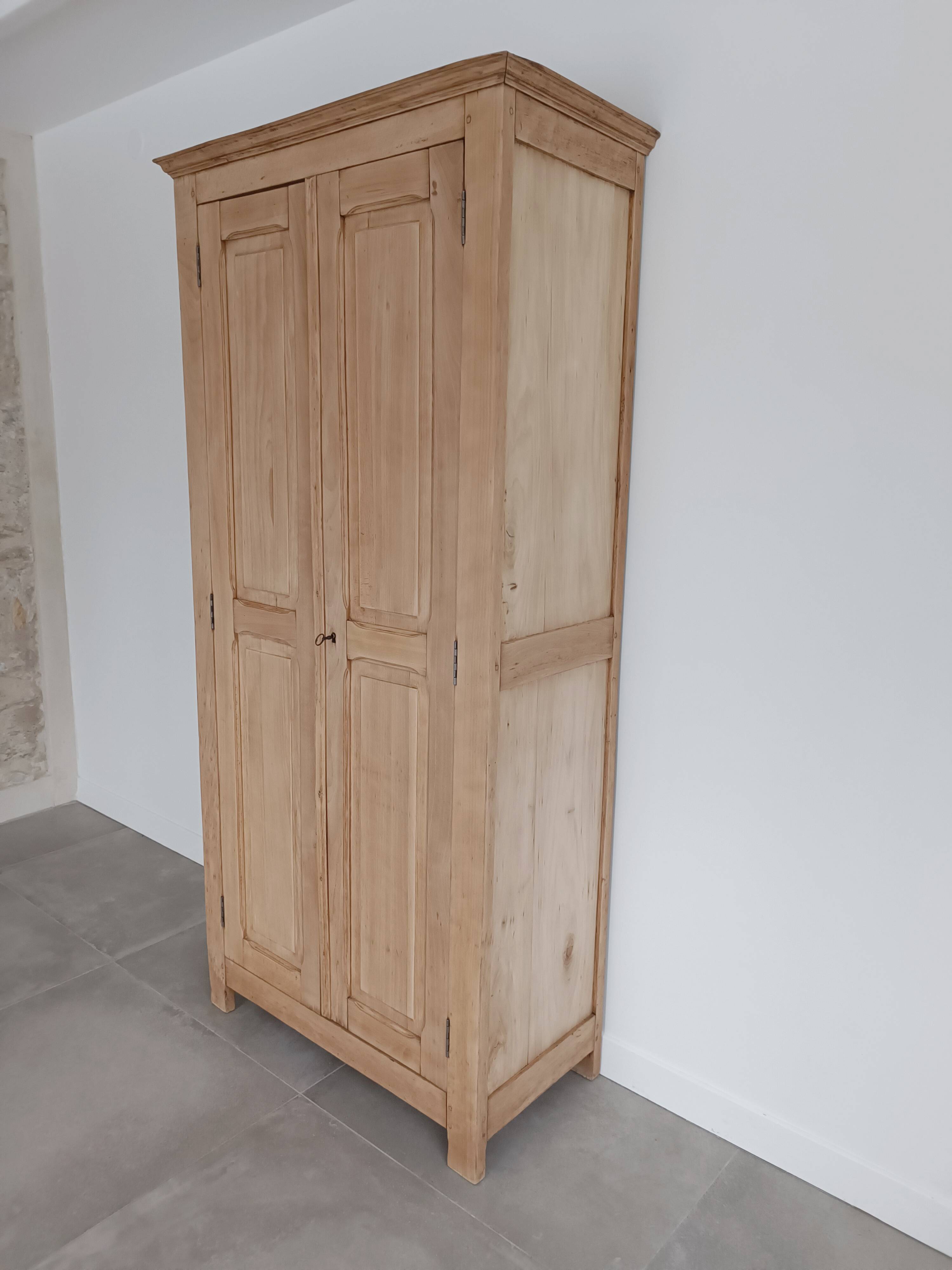 Parisian wardrobe from the early 20th century, 200 x 90 x 47, dowelled.