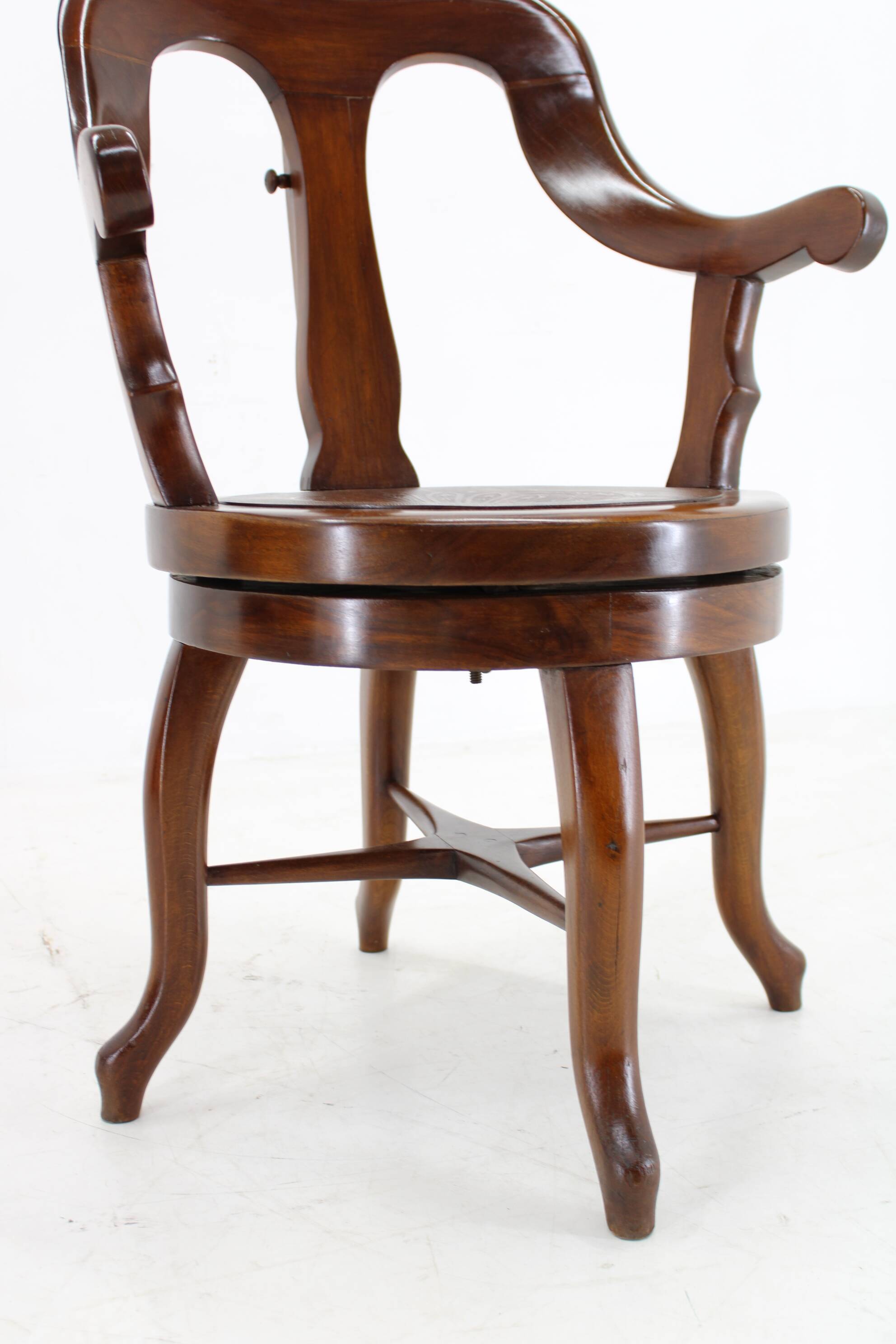 Chaise de barbier pivotante en hêtre restaurée des années 1920, Tchécoslovaquie