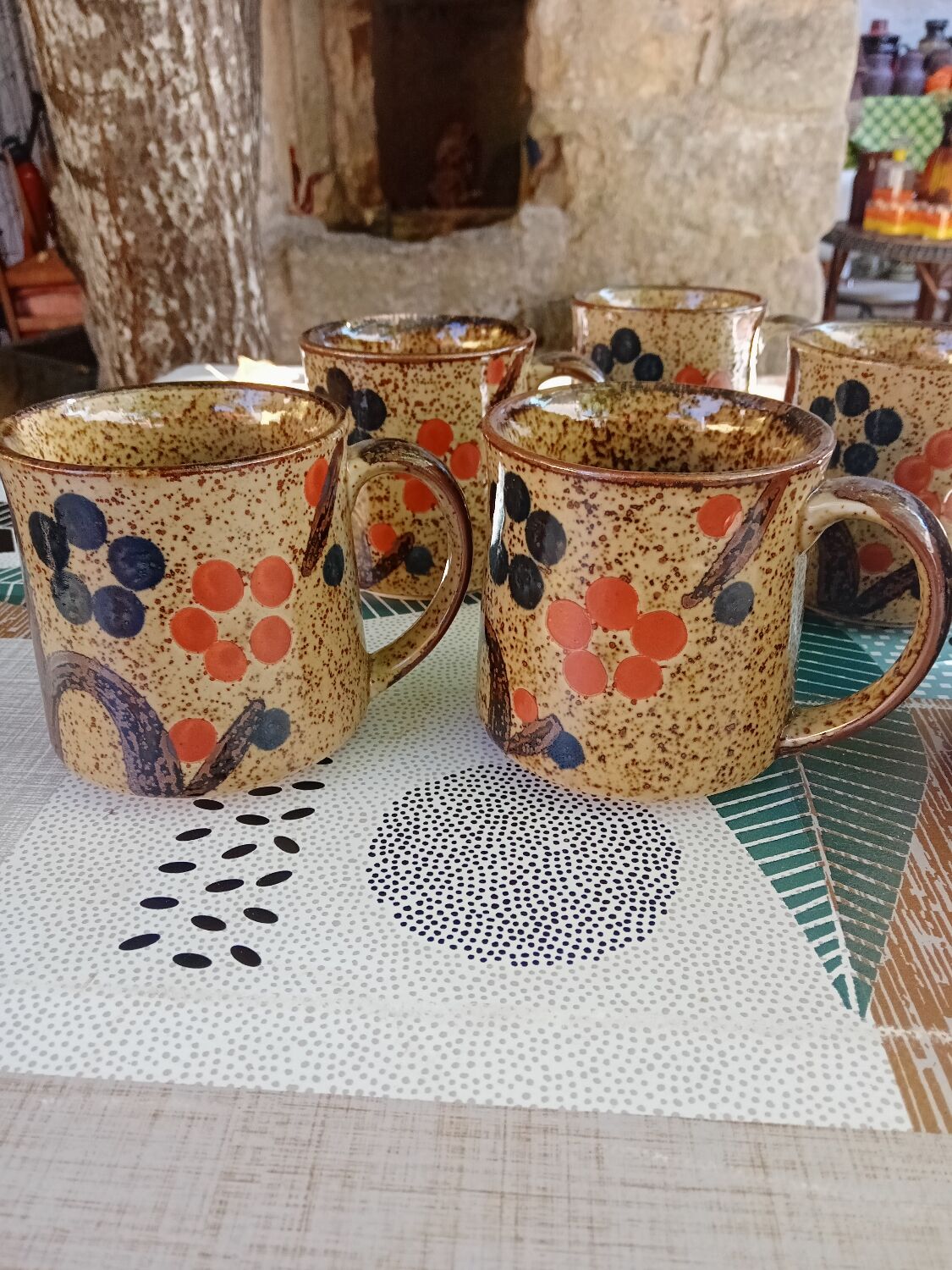 Six mugs en grès