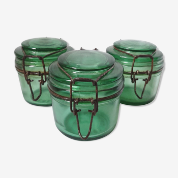 Pots en verre vert translucide