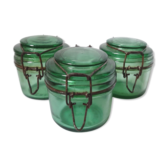 Pots en verre vert translucide