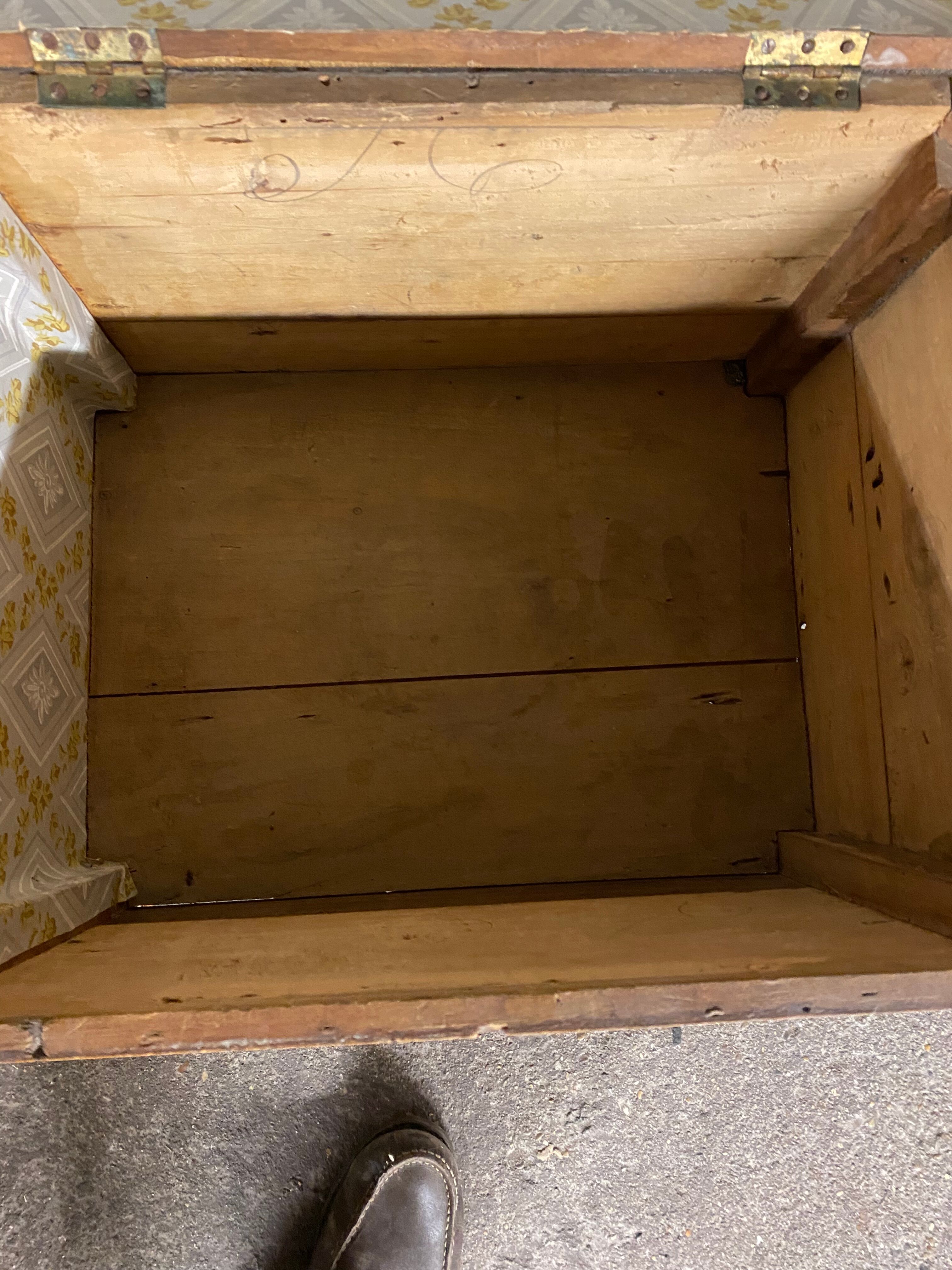 Chest on feet early XX th pine