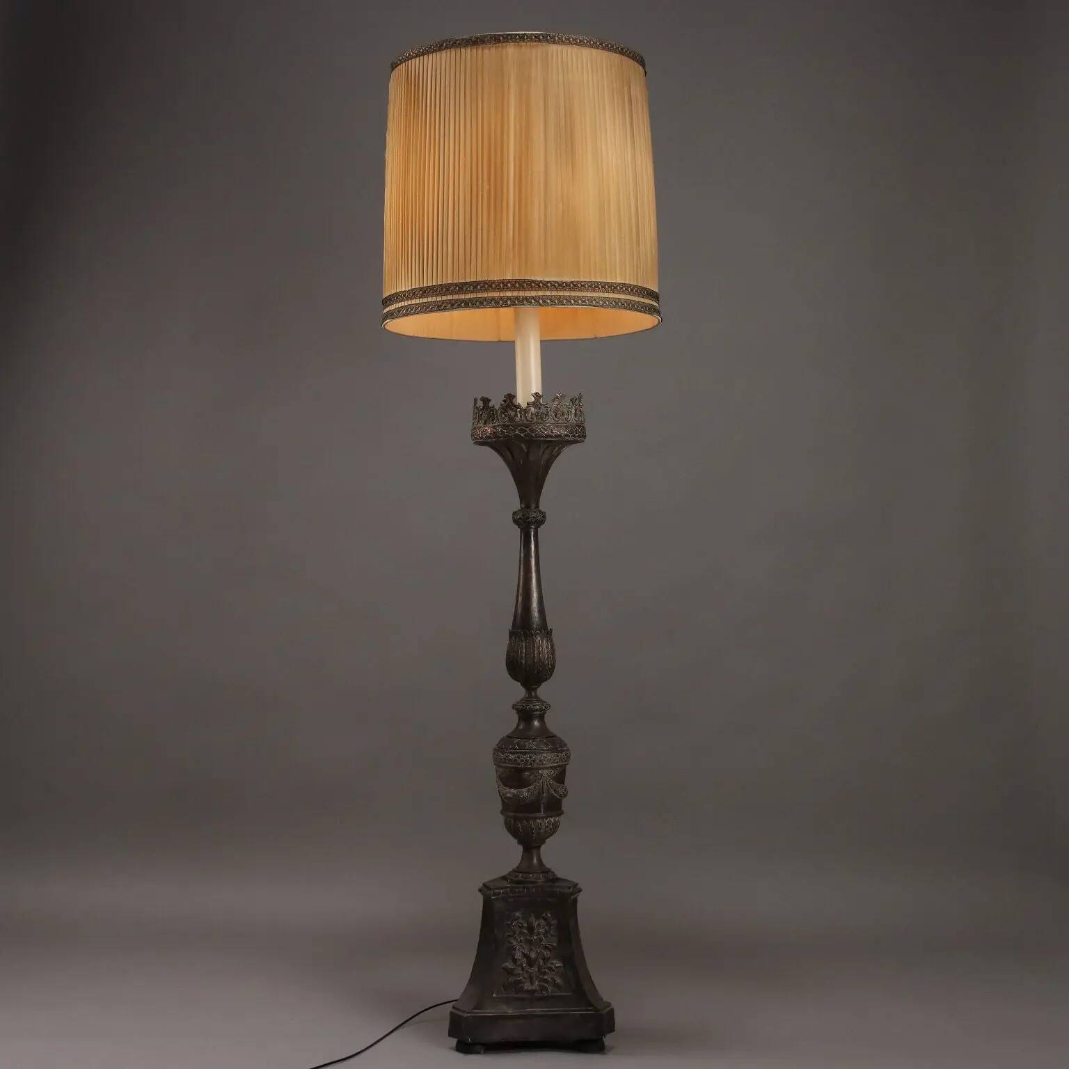 Candélabre ancien en fer et bois, Italie, XIXe siècle