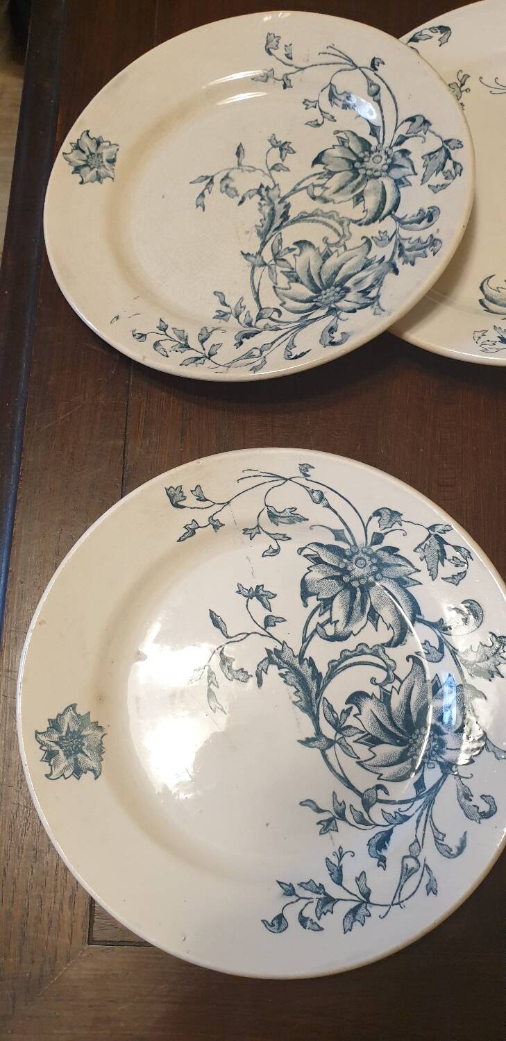 Six earthenware dinner plates from Grigny