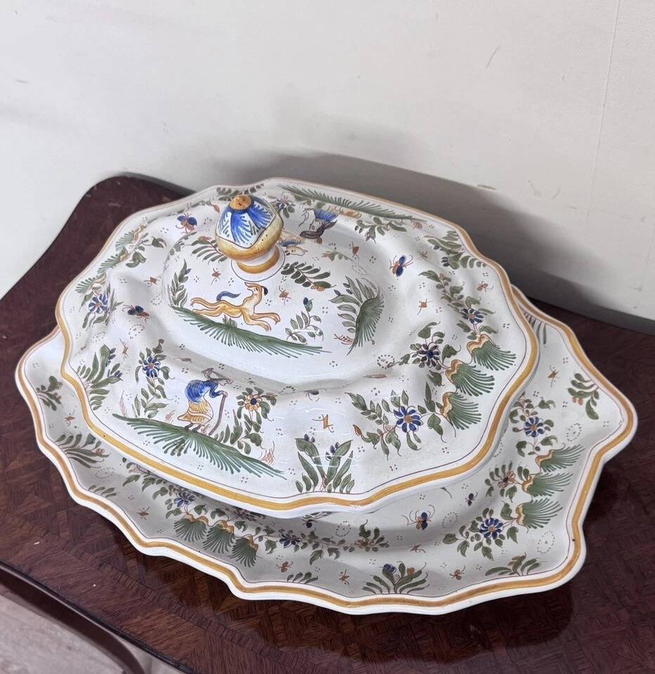 Important covered soup tureen and its stand in earthenware – Polychrome decoration