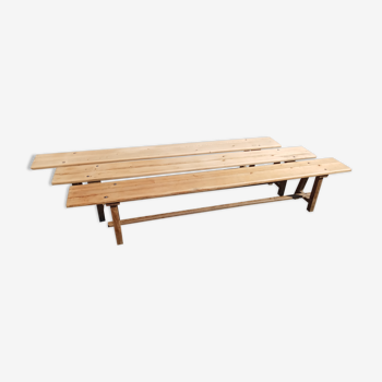 Lot de trois bancs en châtaignier et pitchpin 250 cm