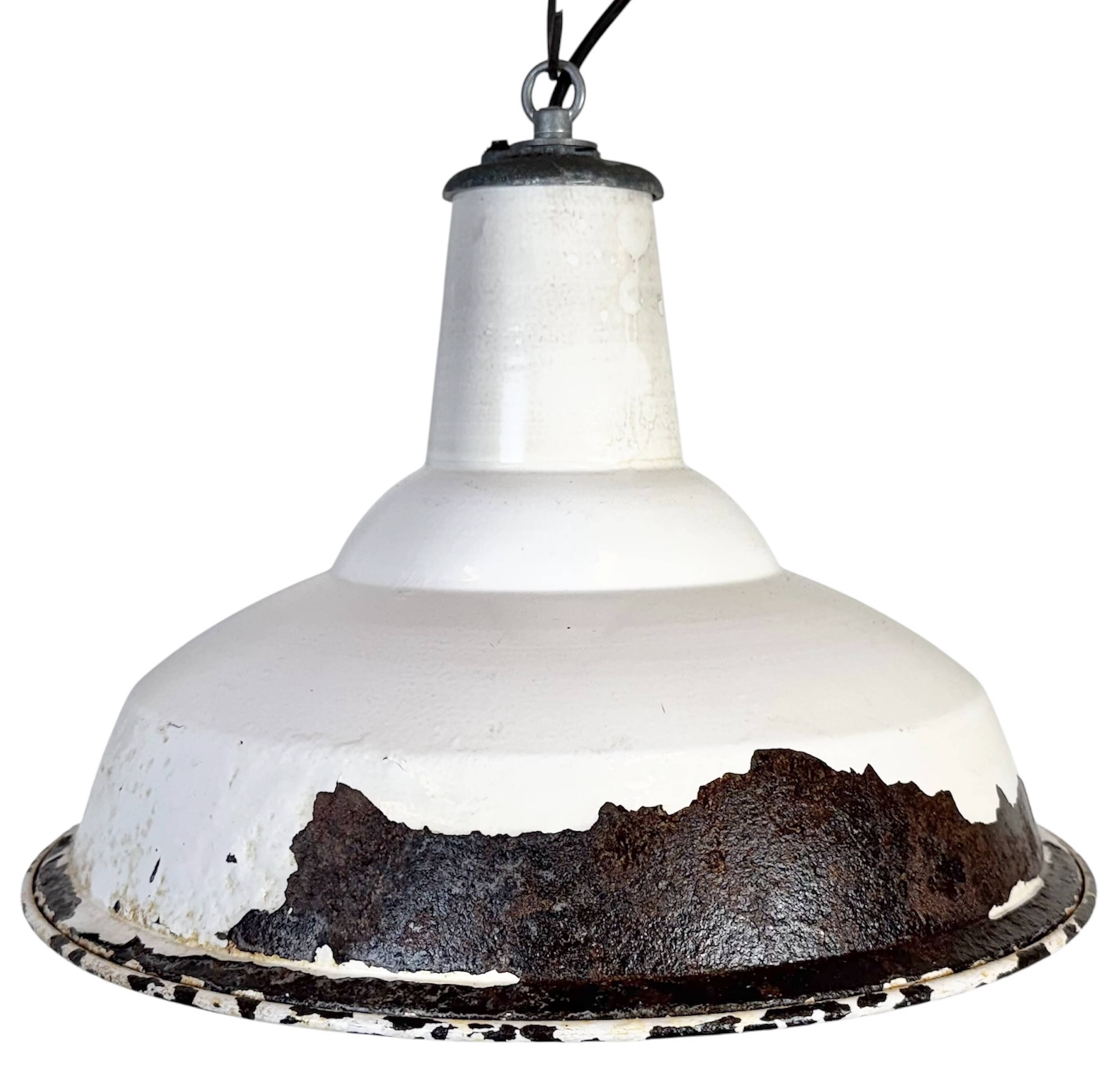 Lampe suspendue en émail blanc britannique industriel de Benjamin, années 1960.