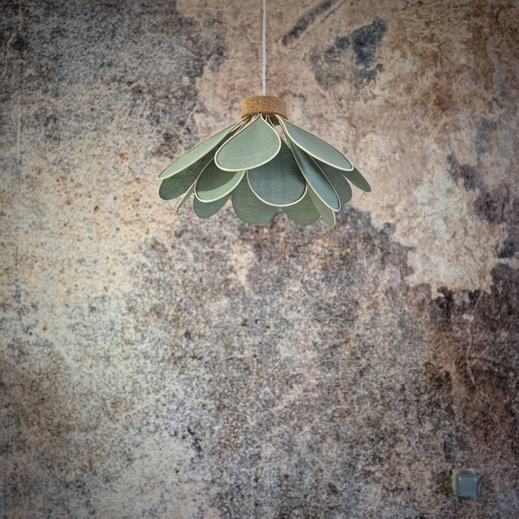 Suspension fleur, modèle Iris, 16 pétales en rotin et lin vert céladon