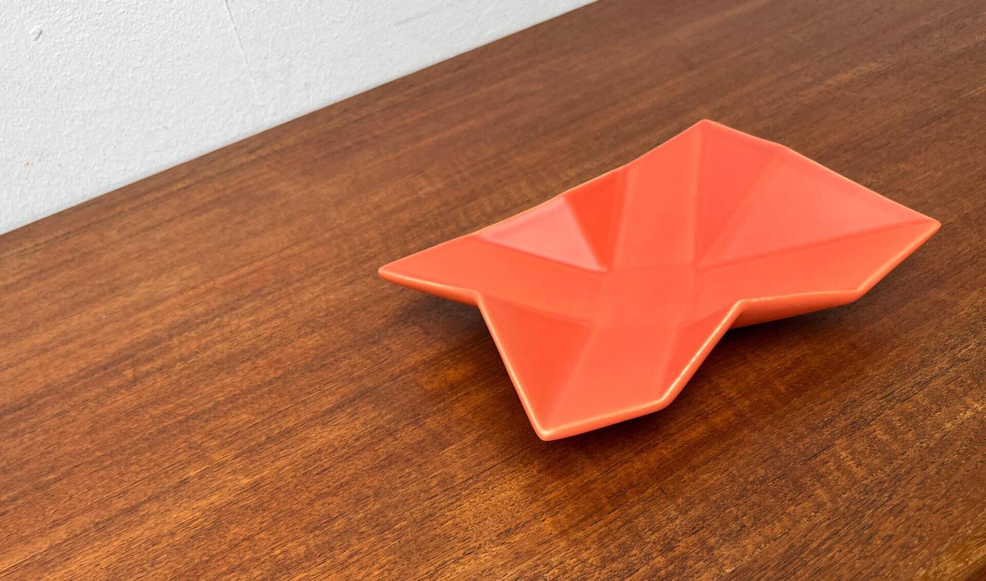 Postmodern minimalist ceramic bowl from the Asa collection, 1980s.