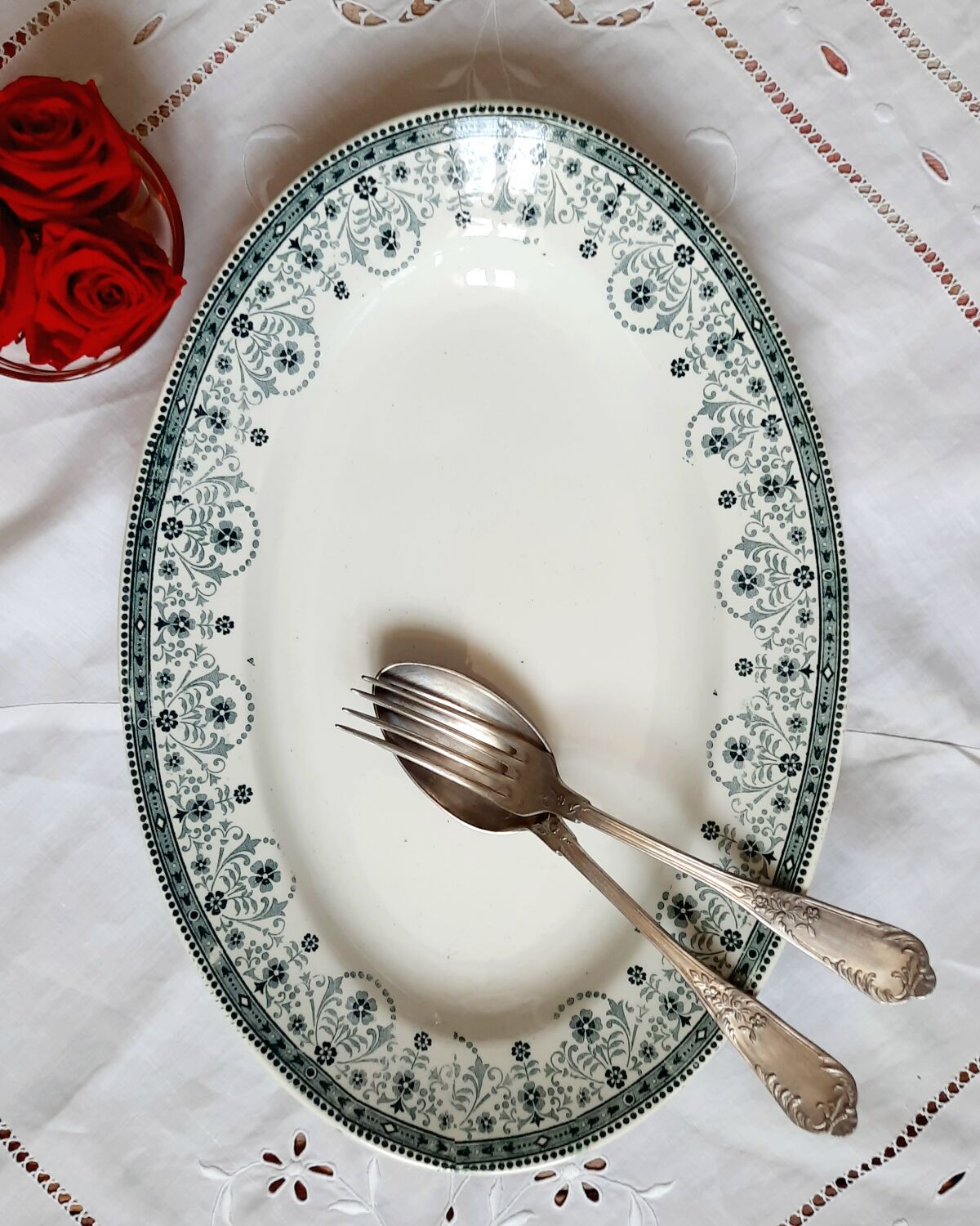 Old flat plates mismatched in iron earth accompanied by a serving dish
