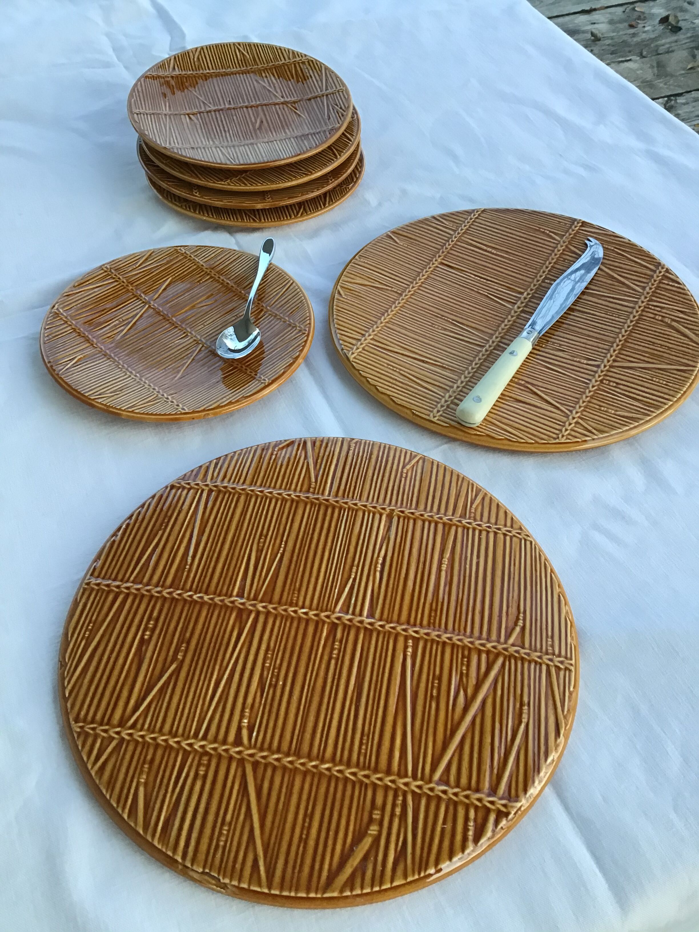 5 Gien plates and 2 caramel 'straw' trays
