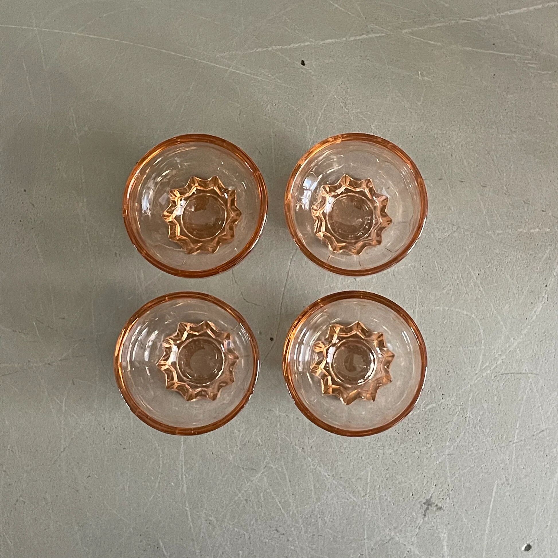 Service à liqueur en verre rosé