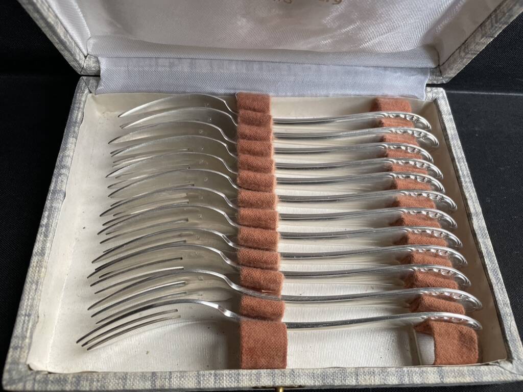 12 Dessert Forks – Goldsmith Paul François Guillaumot