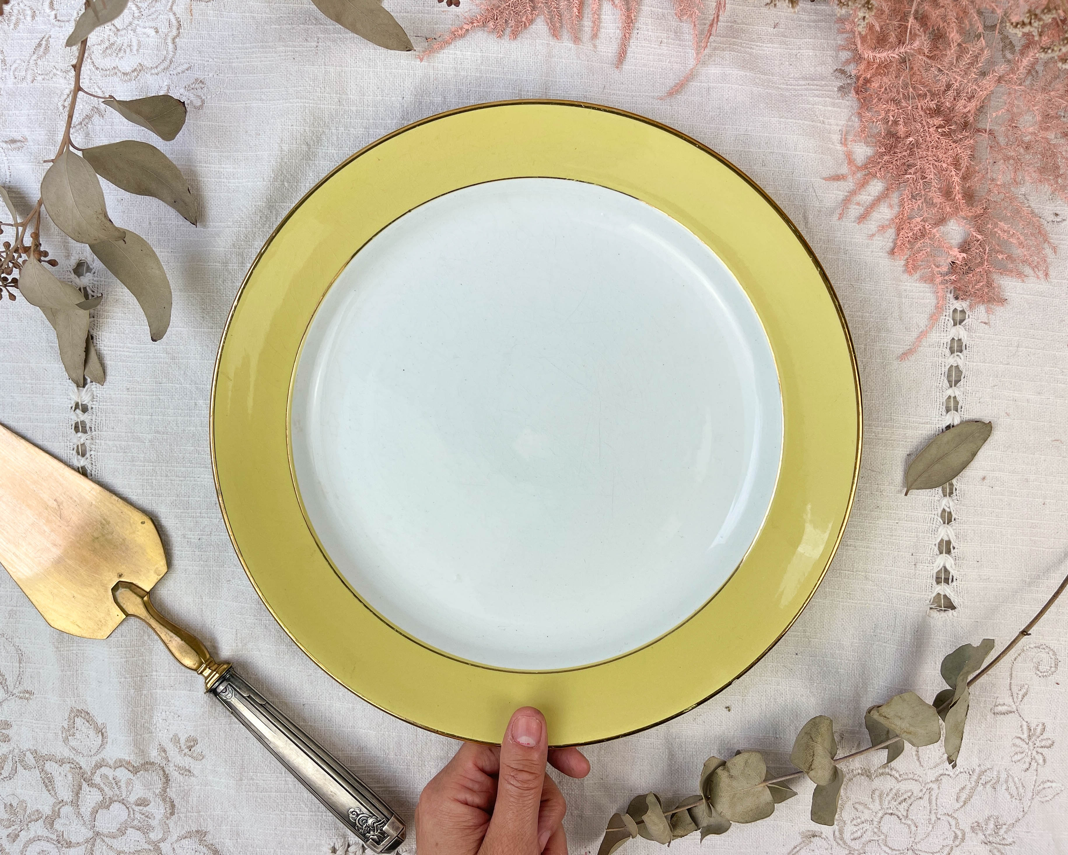 Round golden yellow dish l'amandinoise 7894