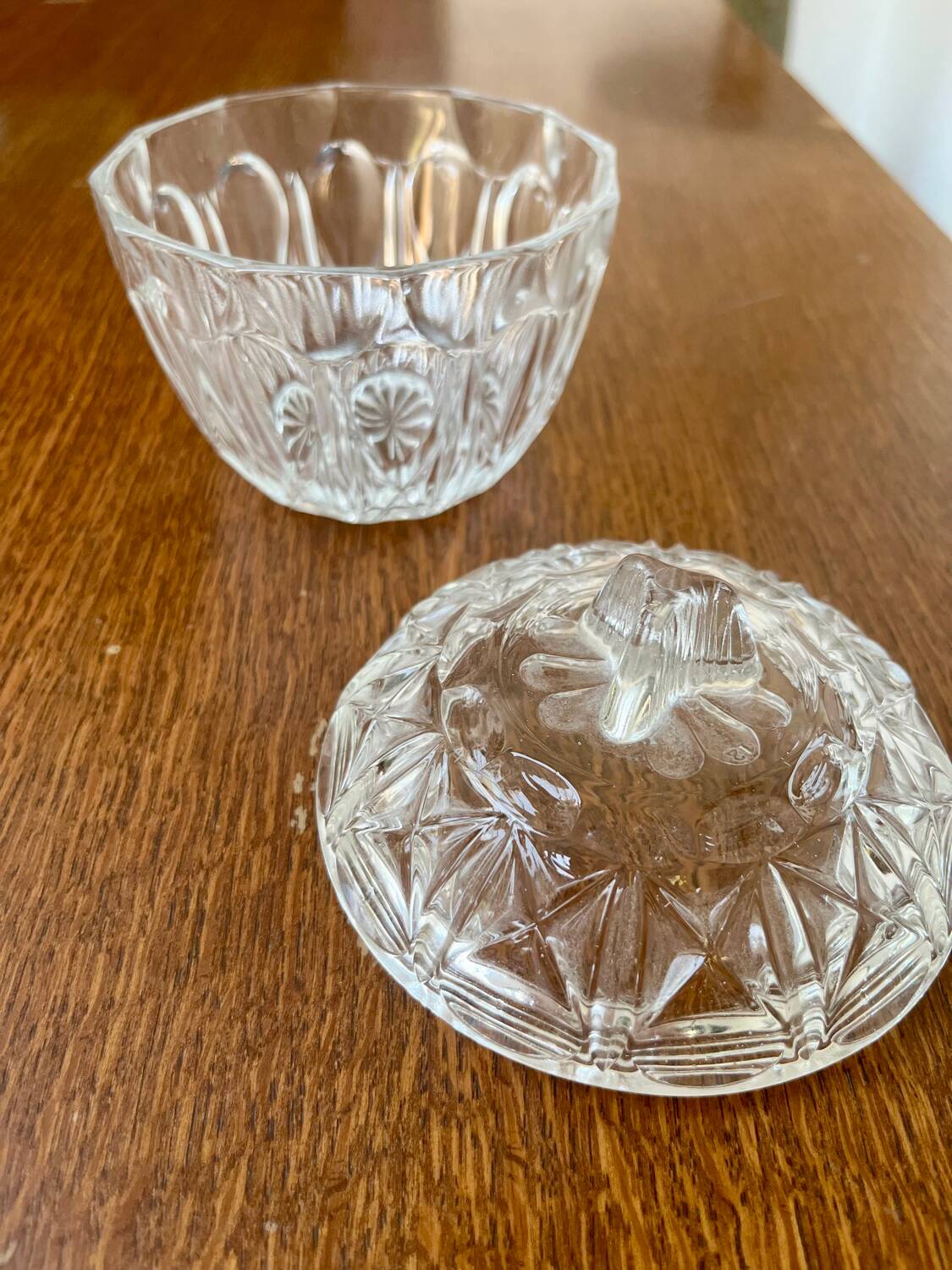 Bonbonnière vintage en verre pressé